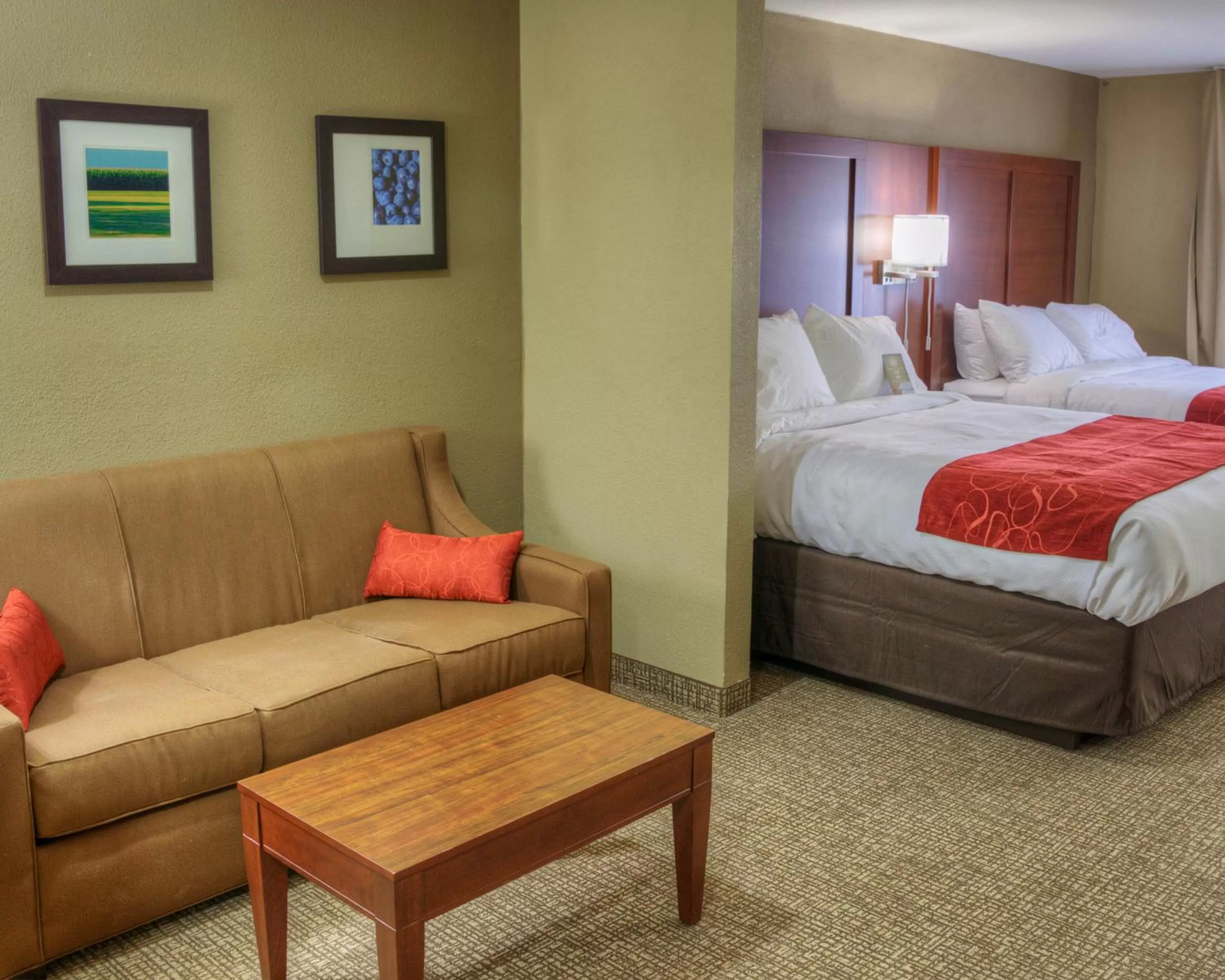 Photo of the whole room, Bed in Comfort Suites Plymouth near US-30