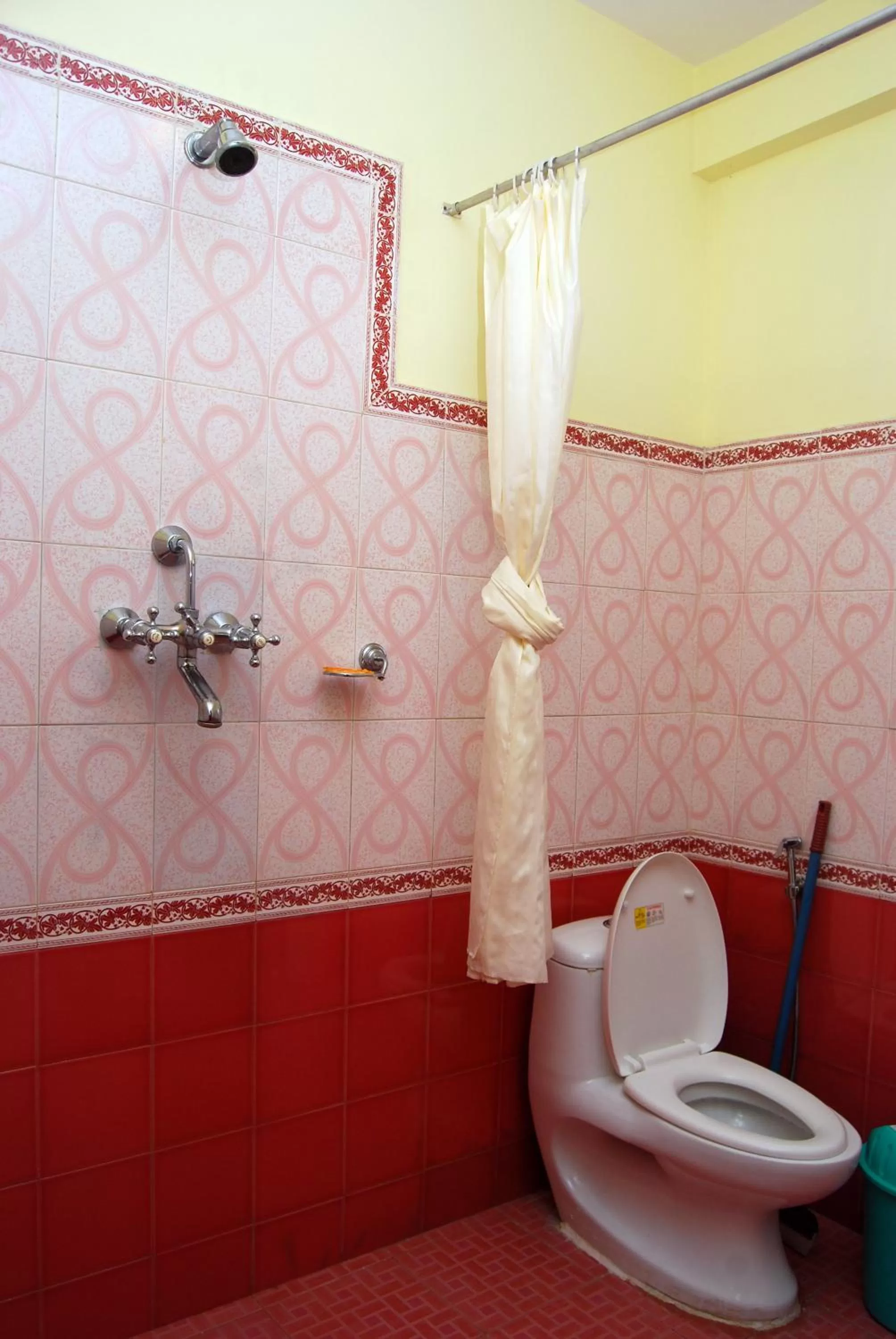 Toilet in Butterfly Lodge