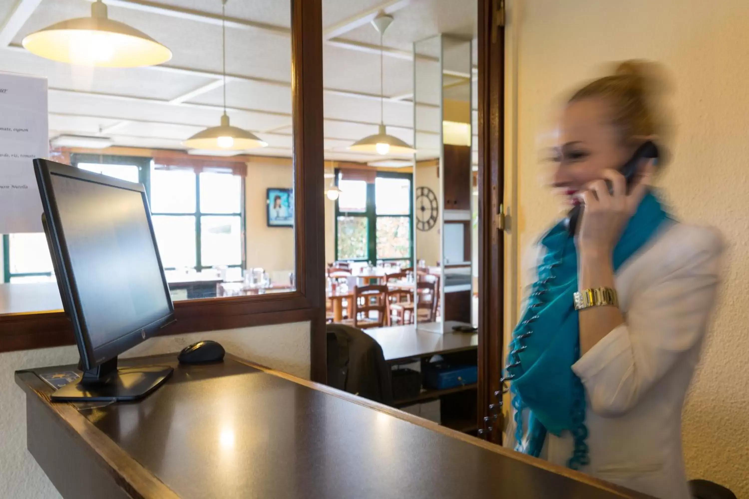 Lobby or reception, Kitchen/Kitchenette in The Originals City, Hôtel Annecy Aéroport (Inter-Hotel)