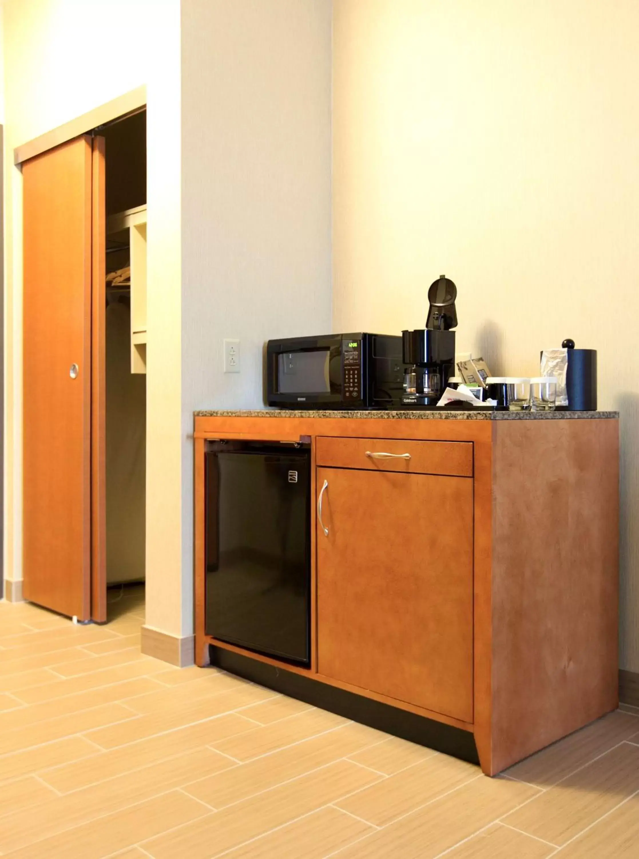 Photo of the whole room, Kitchen/Kitchenette in Hilton Garden Inn Cedar Falls Conference Center