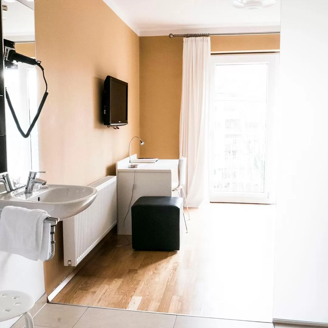 Bathroom, Bed in Hotel Villa Rückert