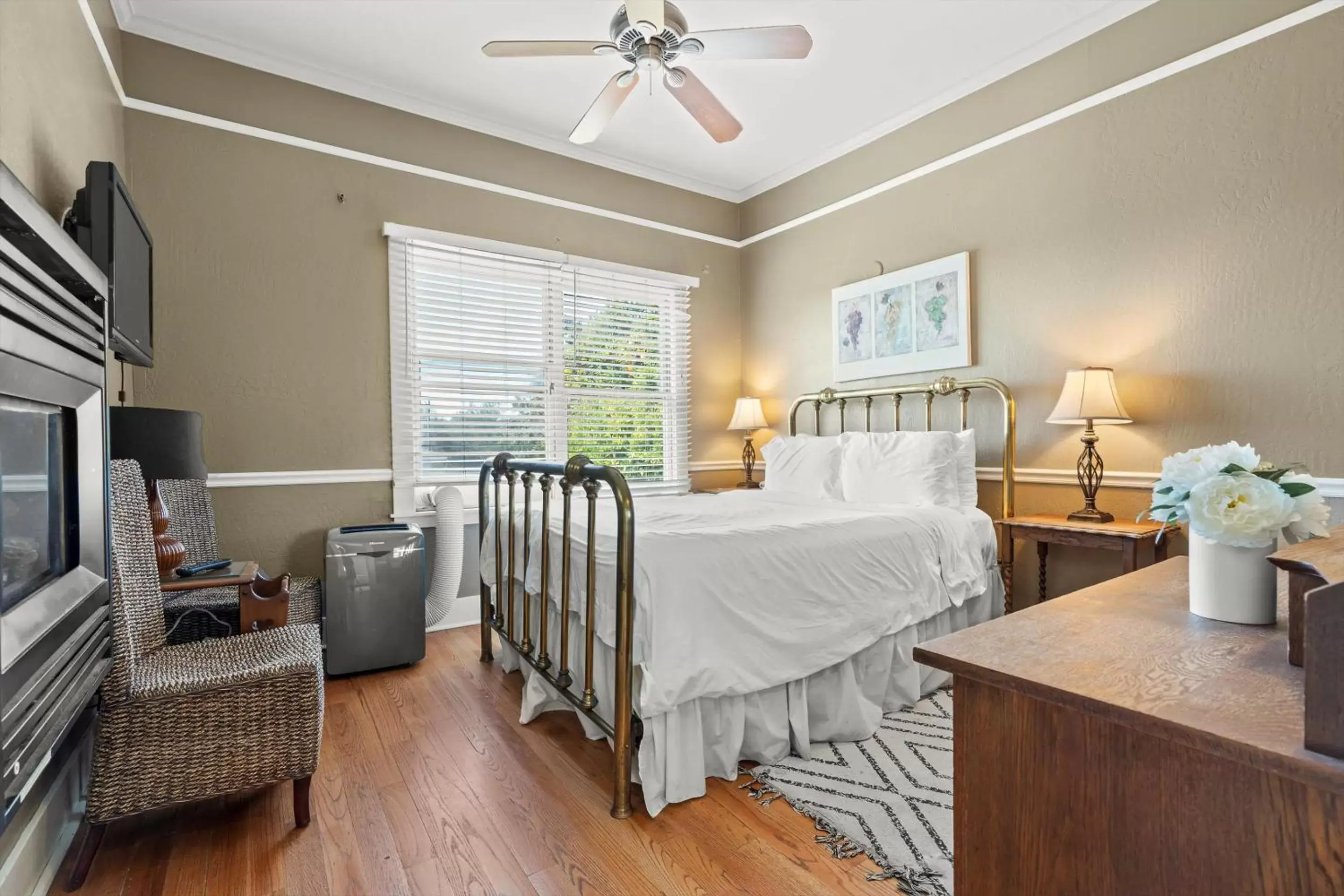 Bed in Cinnamon Bear Creekside Inn