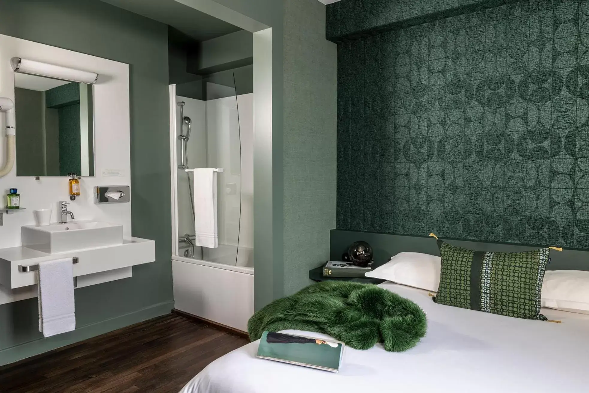 Bed, Bathroom in L'Hôtel