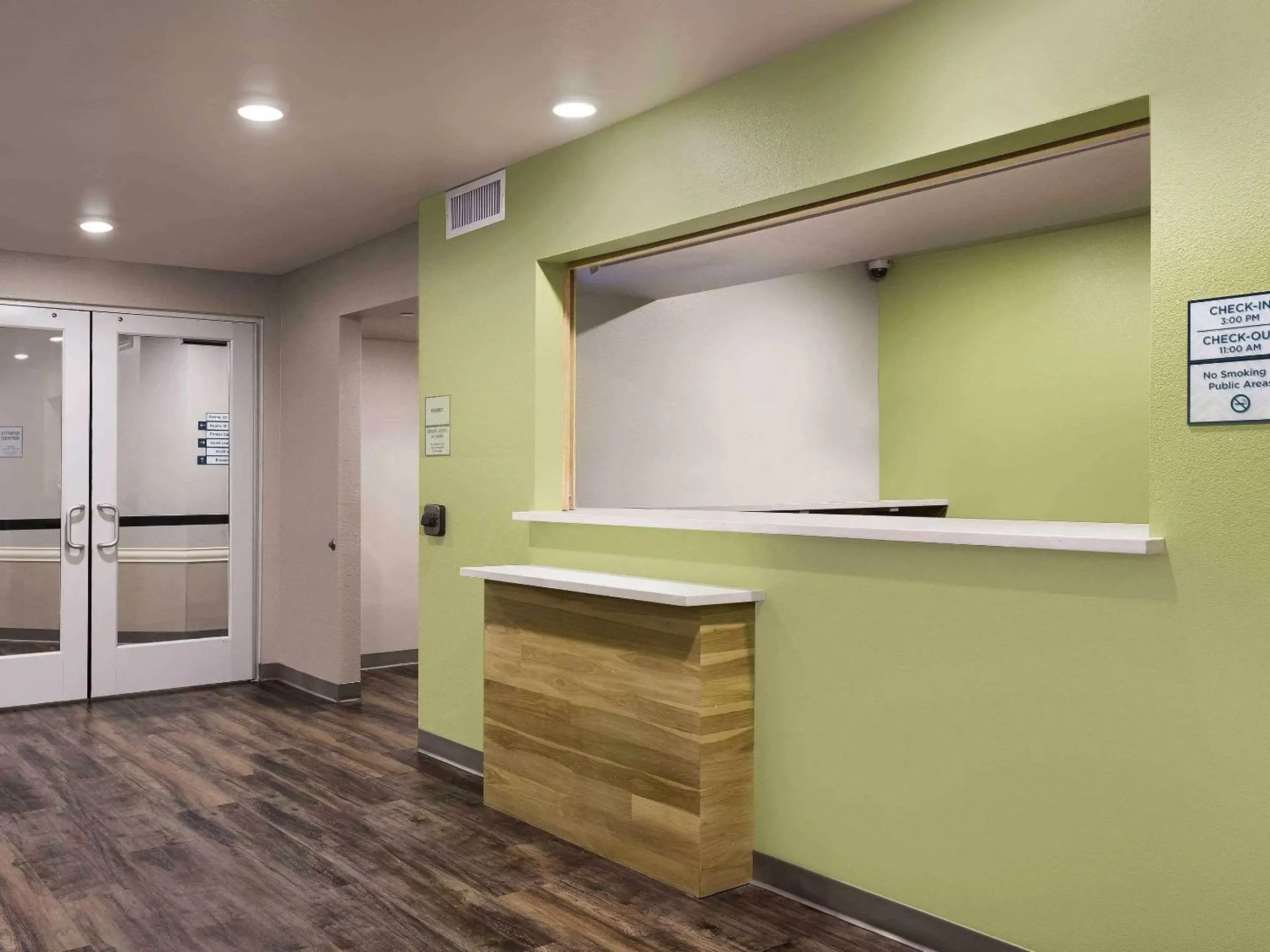Lobby or reception, Kitchen/Kitchenette in WoodSpring Suites Pecos