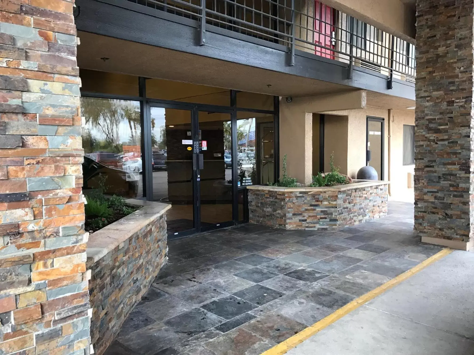 Facade/entrance in Travelers Inn - Phoenix