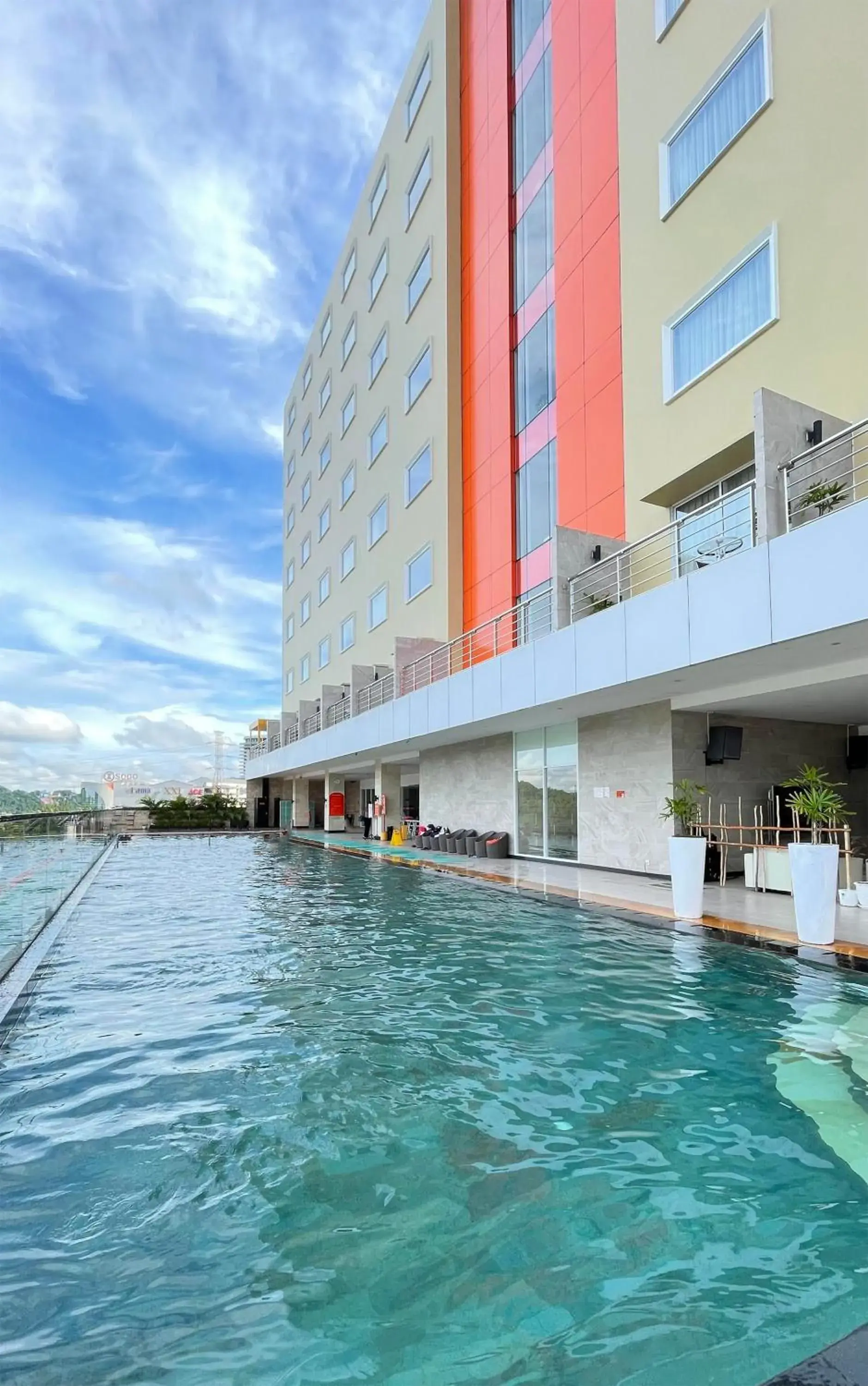 Swimming pool in HARRIS Hotel Samarinda Swimming pool in HARRIS Hotel Samarinda