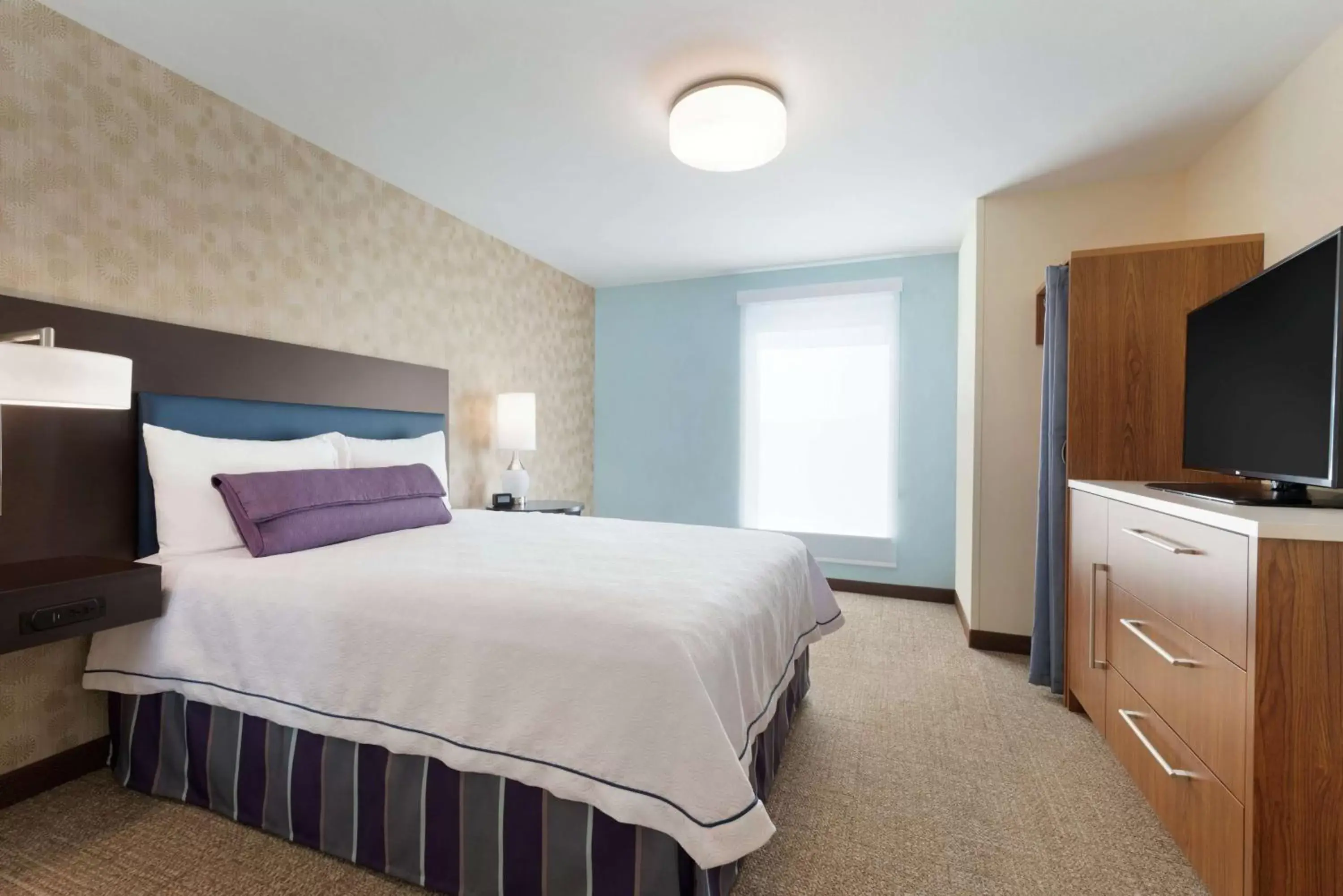 Bedroom, Bed in Home2 Suites by Hilton Milwaukee Airport