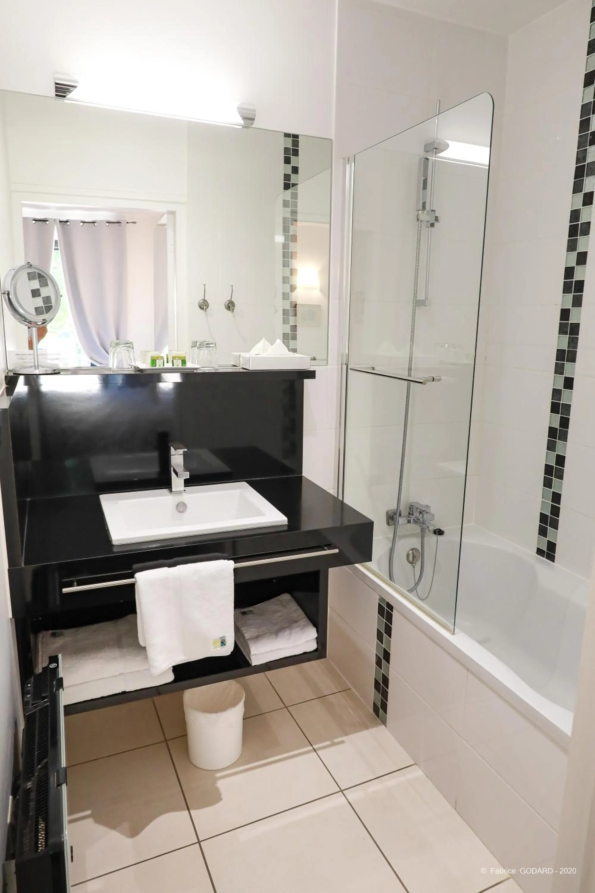 Bathroom in Logis Hôtel Restaurant du Parc