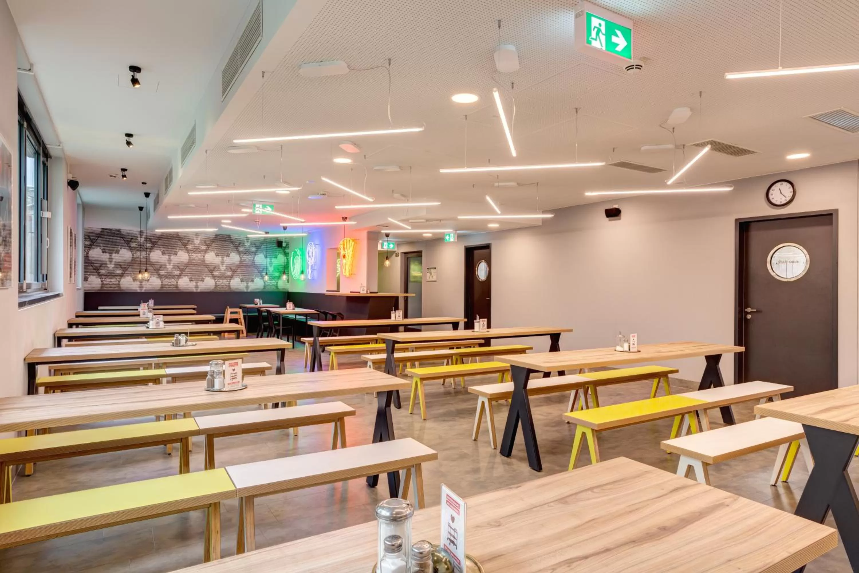 Restaurant/places to eat in MEININGER Hotel München Olympiapark