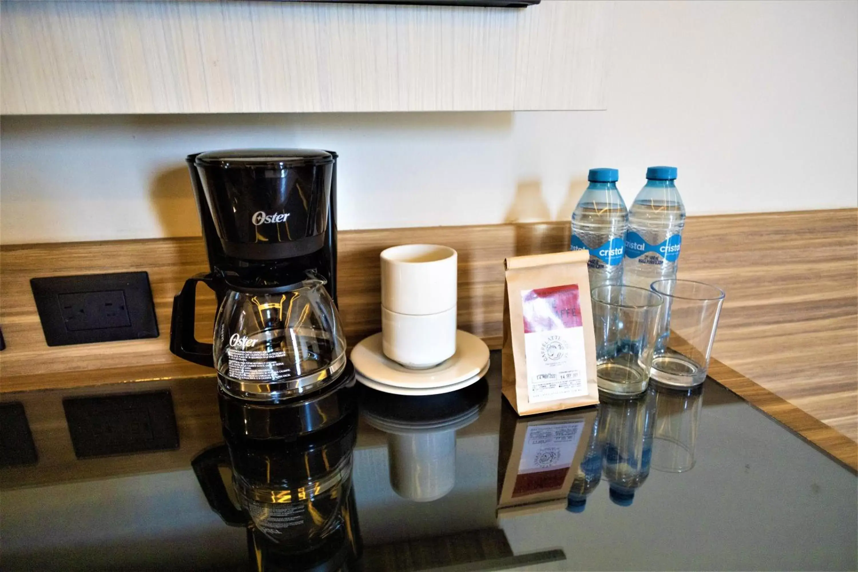 Coffee/tea facilities in Hotel Plaza by Kavia