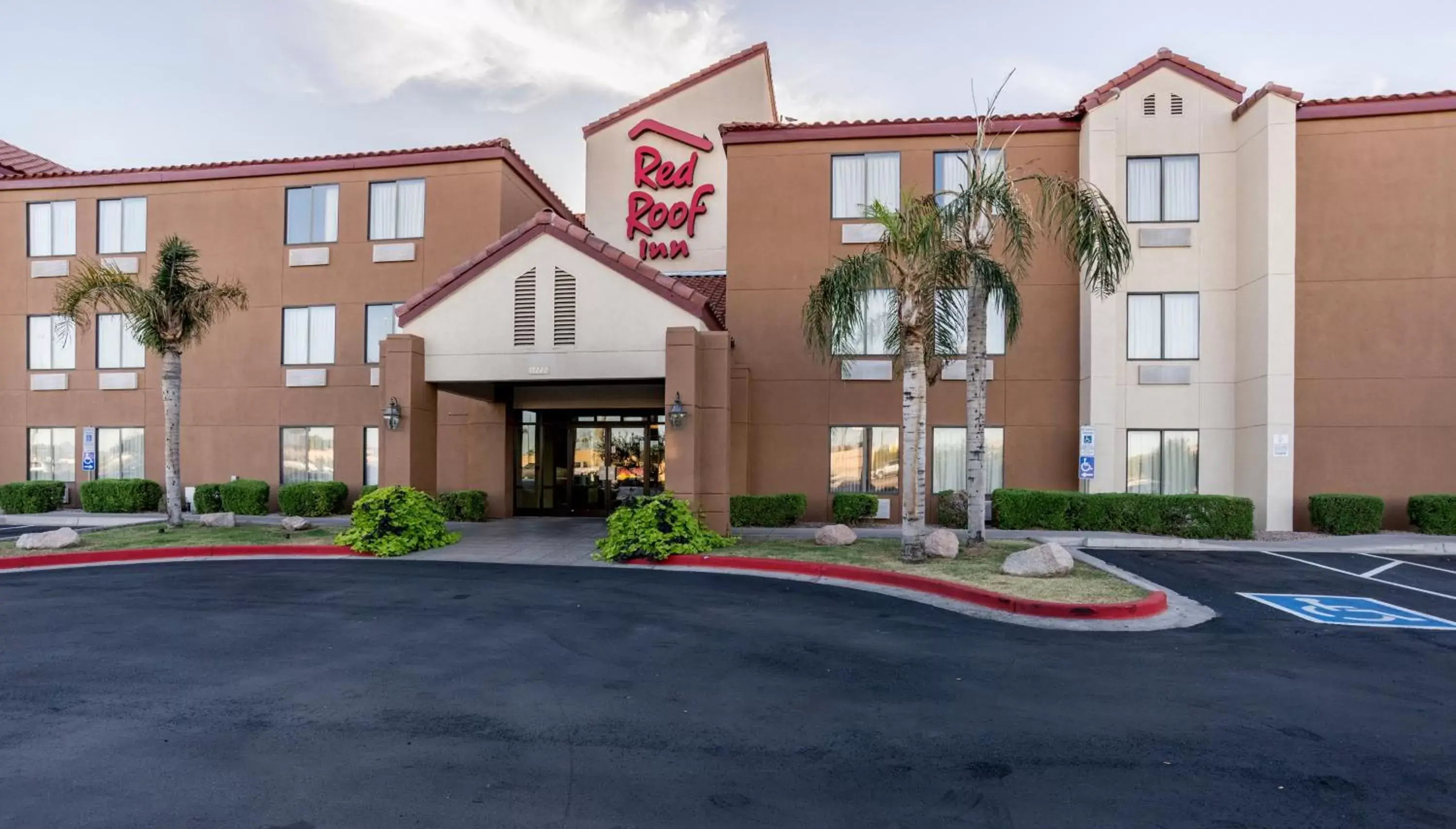 Property building, Garden in Red Roof Inn Phoenix North - Deer Valley - Bell Rd