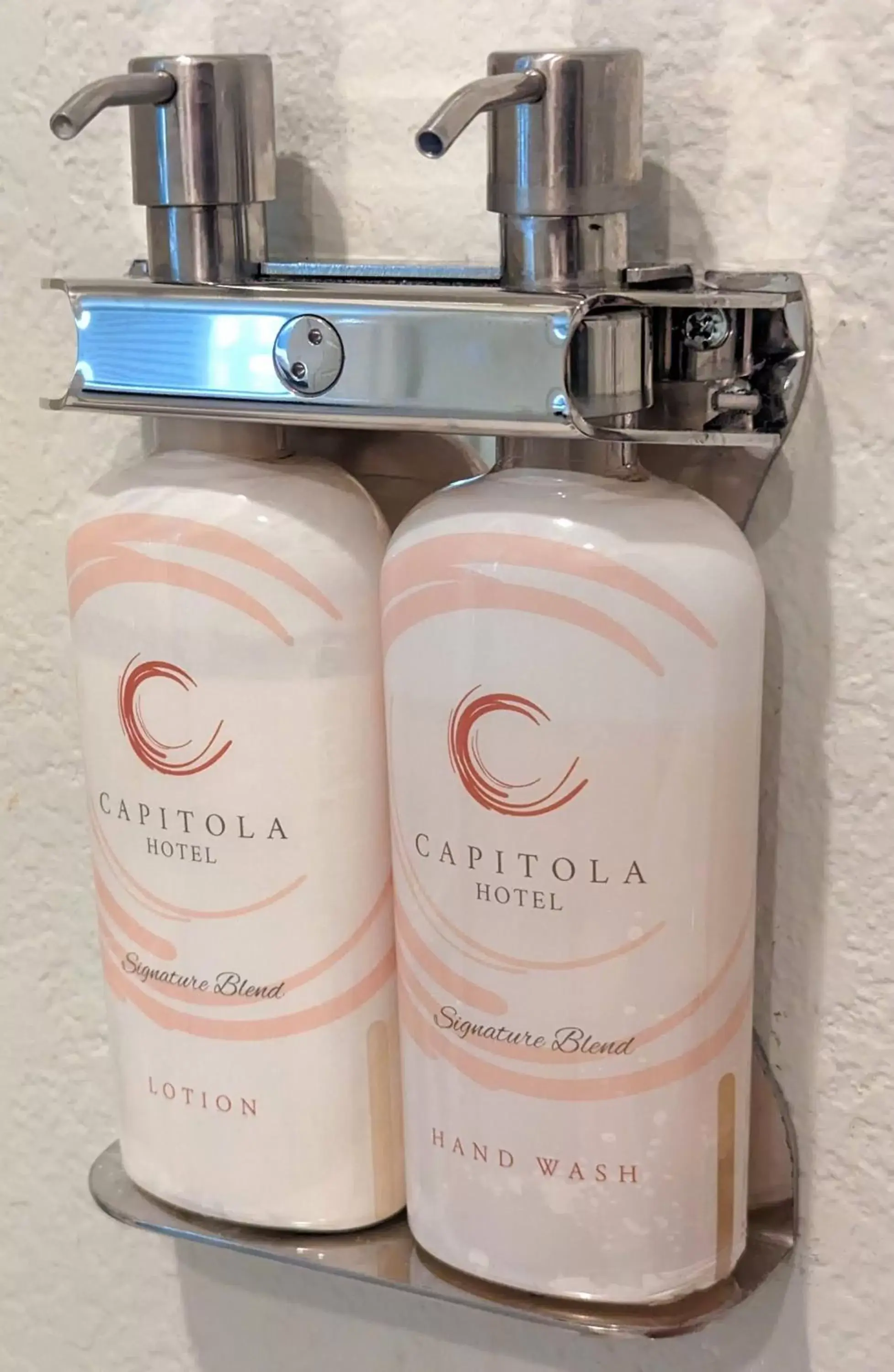 Shower, Kitchen/Kitchenette in Capitola Hotel