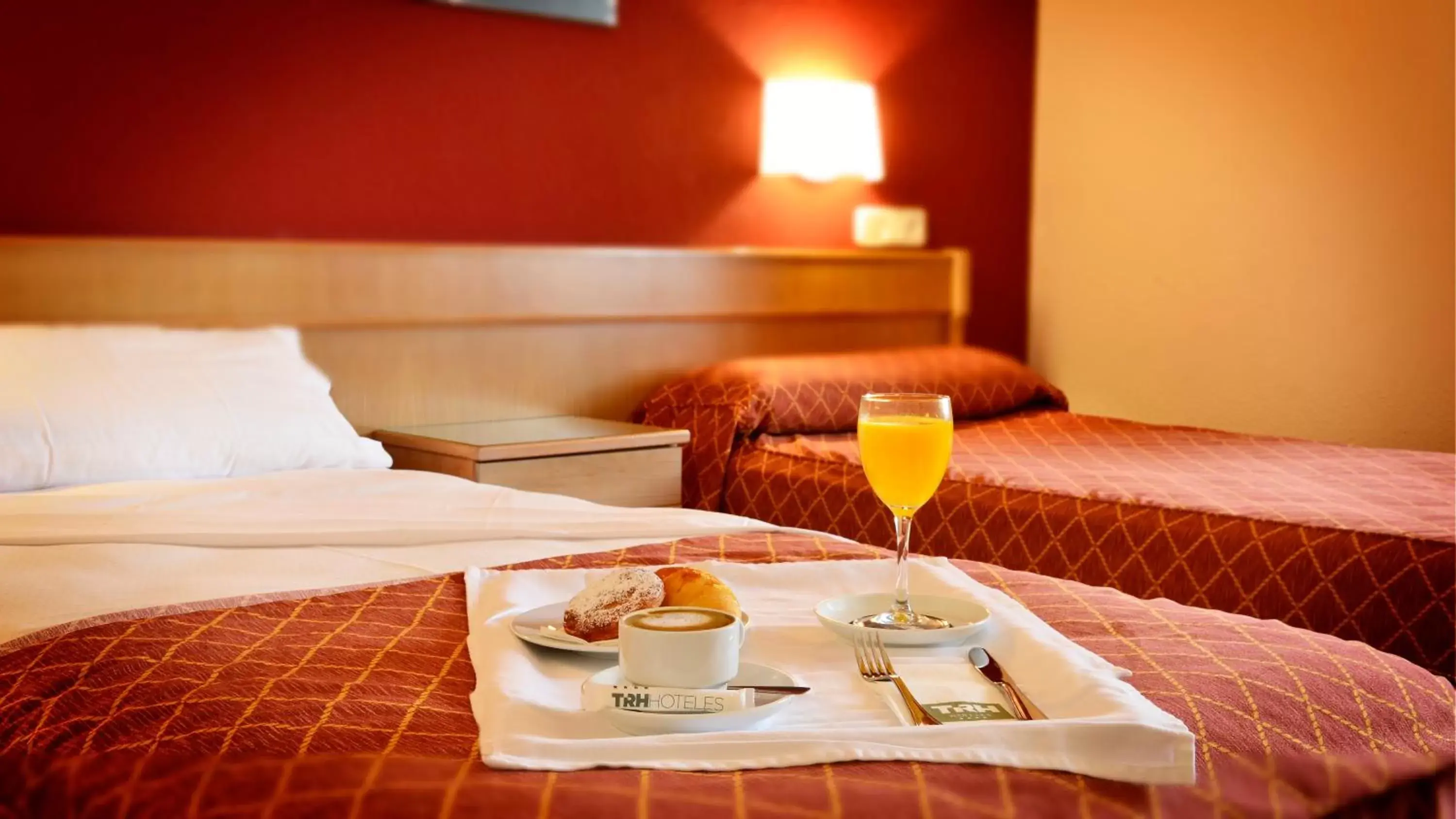 Food and drinks, Bed in Hotel TRH La Motilla