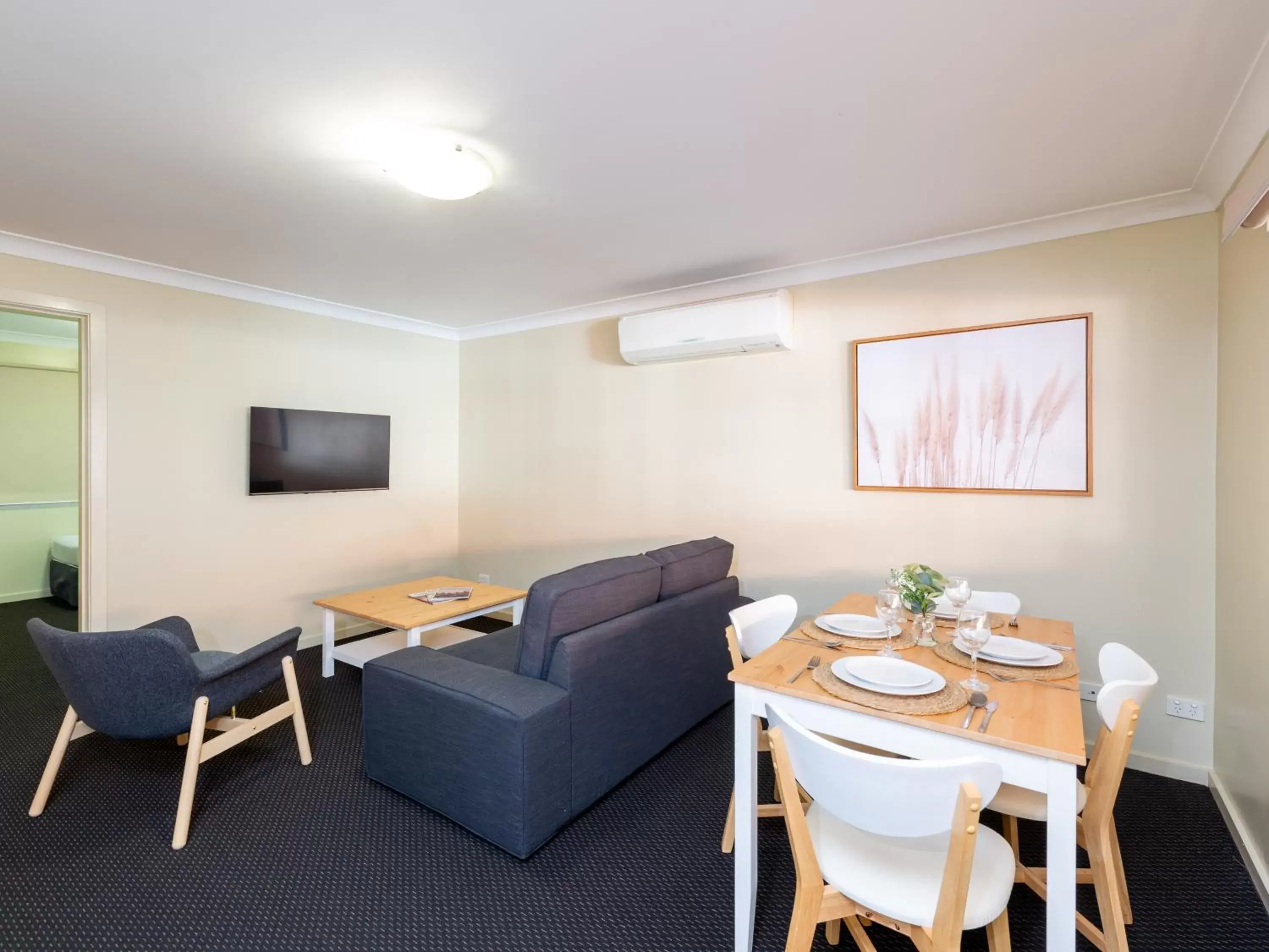 Living room, Dining Area in Villa Nova Motel