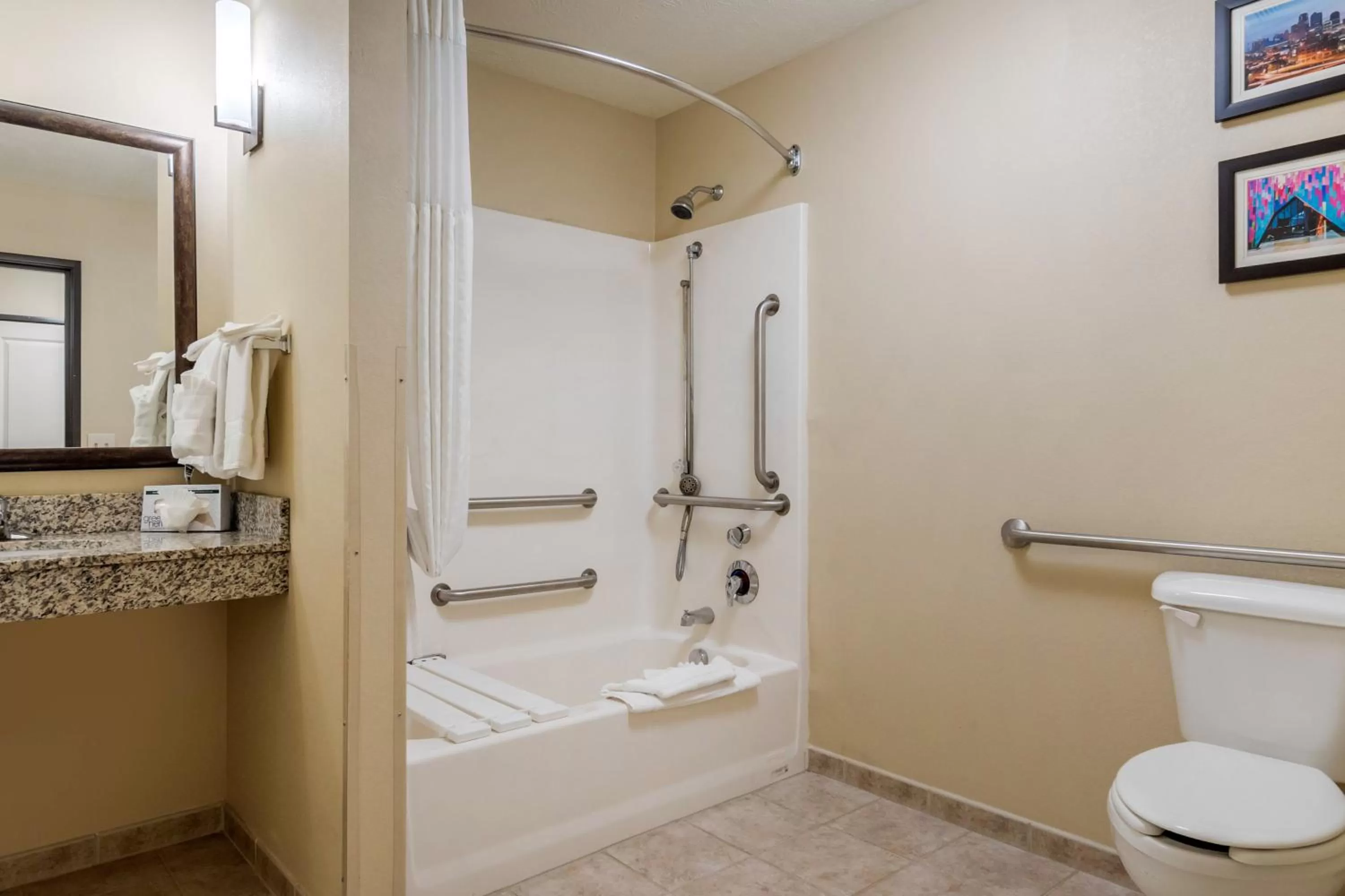 Shower in Comfort Suites Speedway - Kansas City