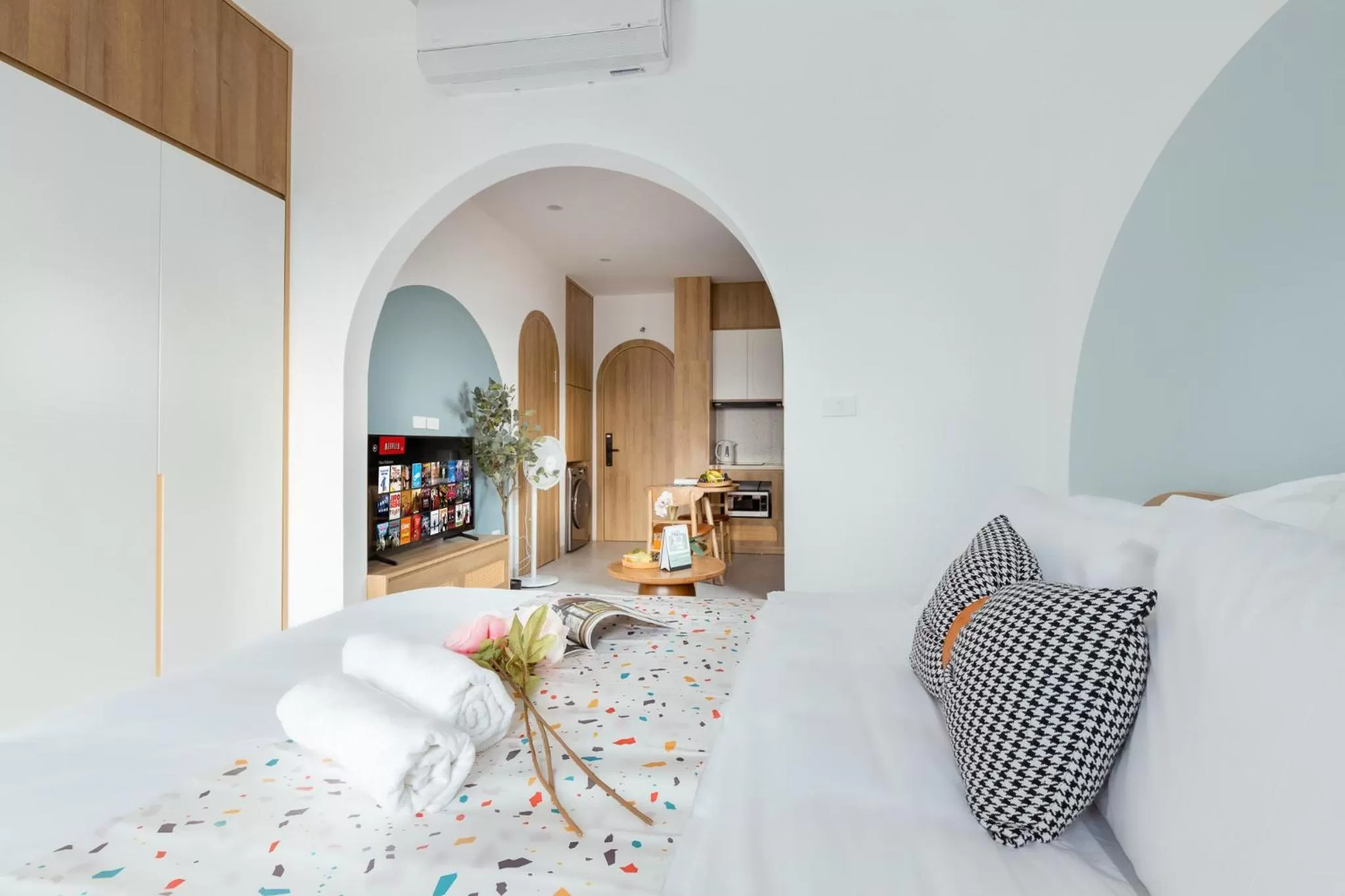 Photo of the whole room, Bed in Crescendo Boutique Studio