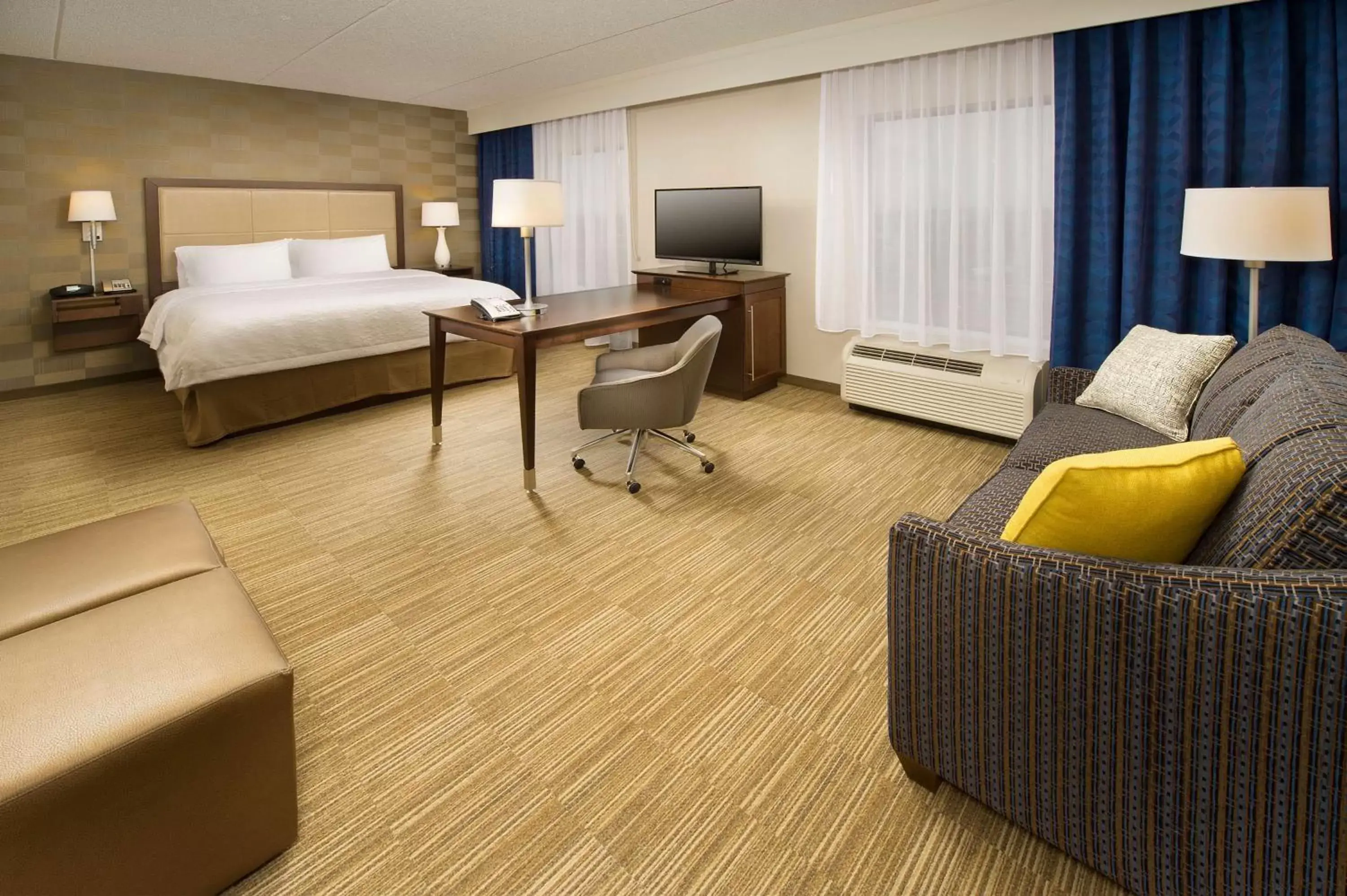Bed in Hampton Inn & Suites Baltimore/Woodlawn