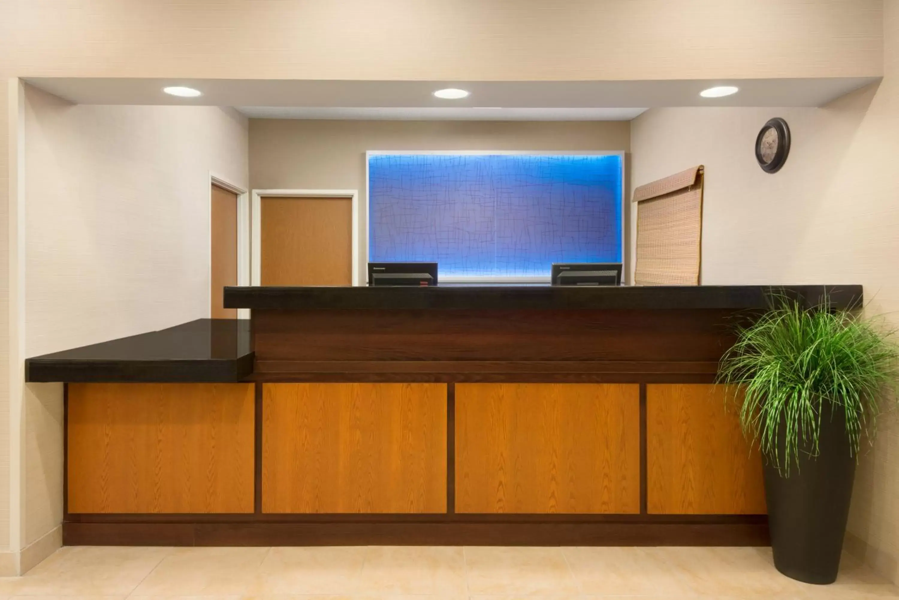 Lobby or reception, TV/Entertainment Center in Amerivu Inn and Suites