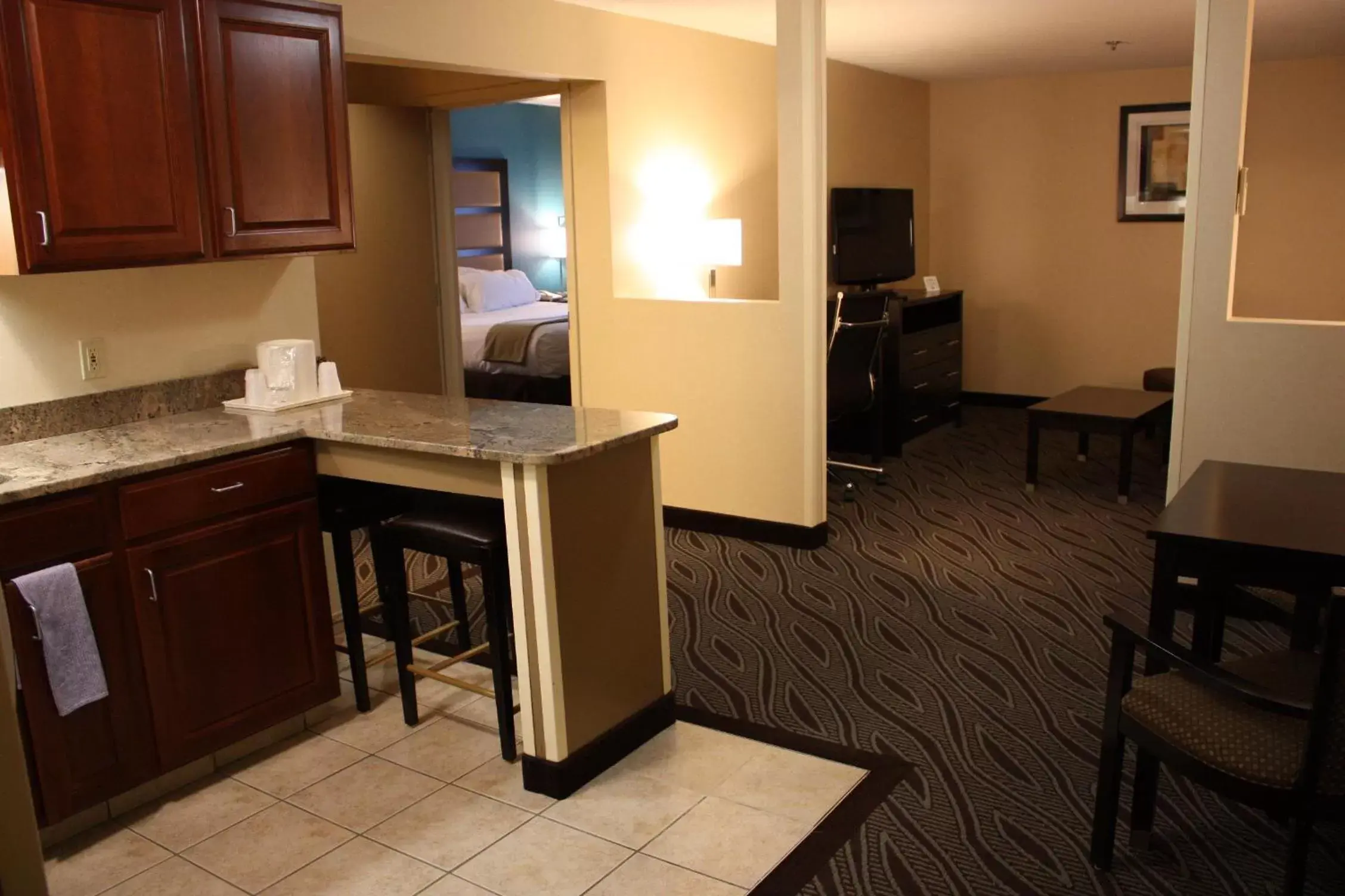 Photo of the whole room, Kitchen/Kitchenette in Holiday Inn Express - Ludlow - Chicopee Area, an IHG Hotel