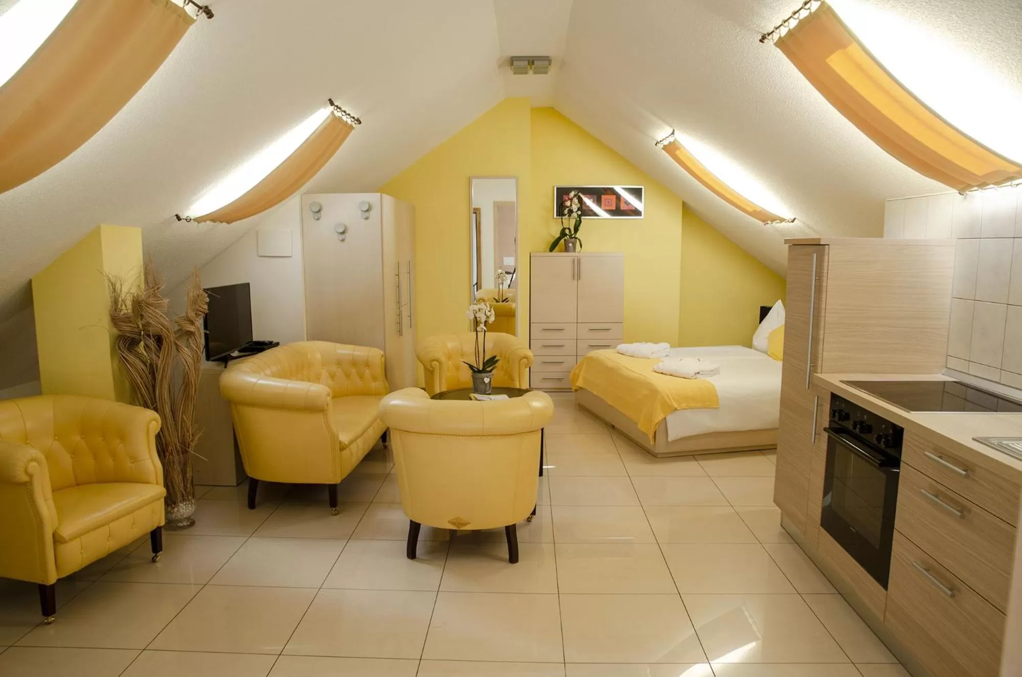 TV and multimedia, Bed in Hotel du Faucon