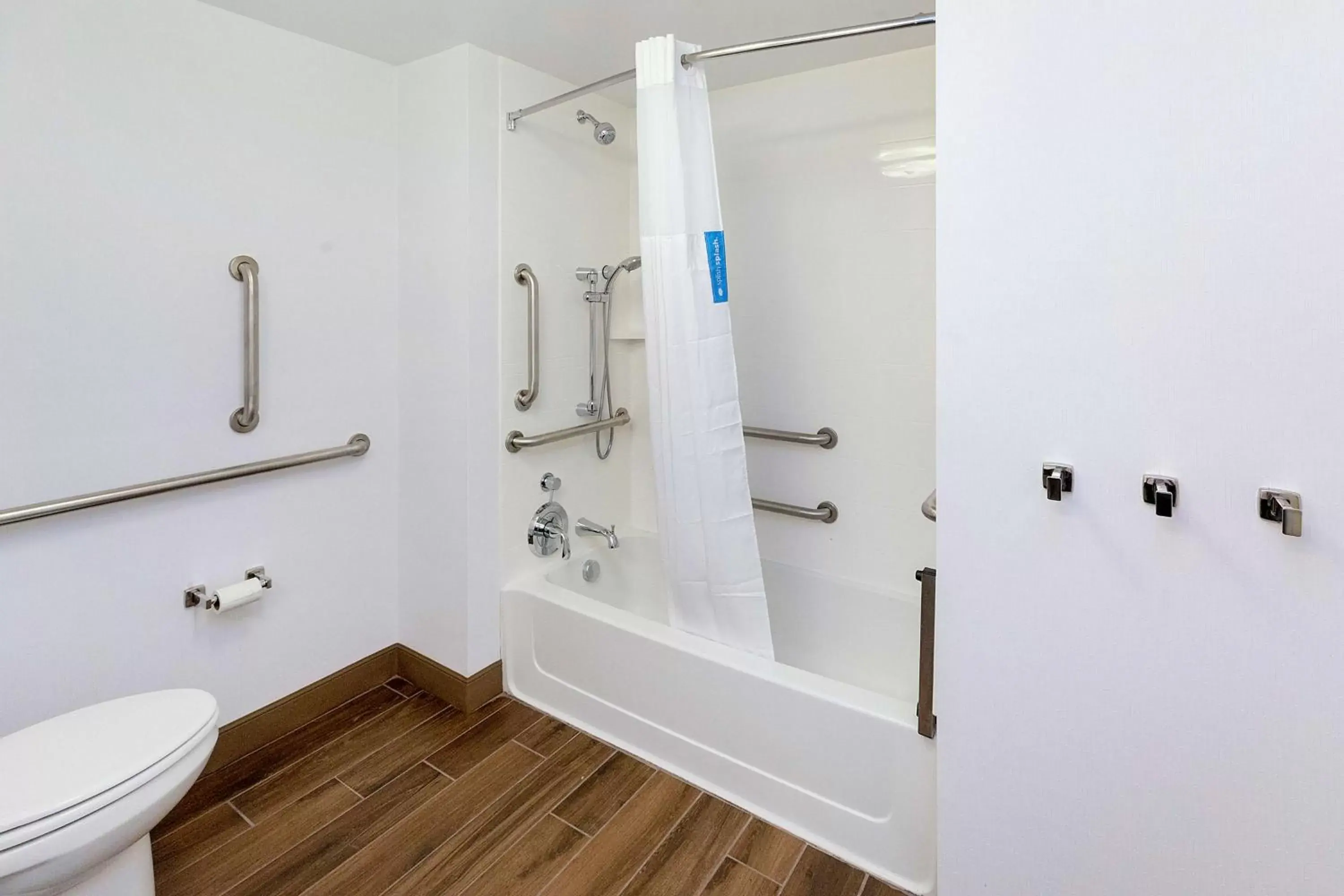 Bathroom in Hampton Inn & Suites Morgantown / University Town Centre