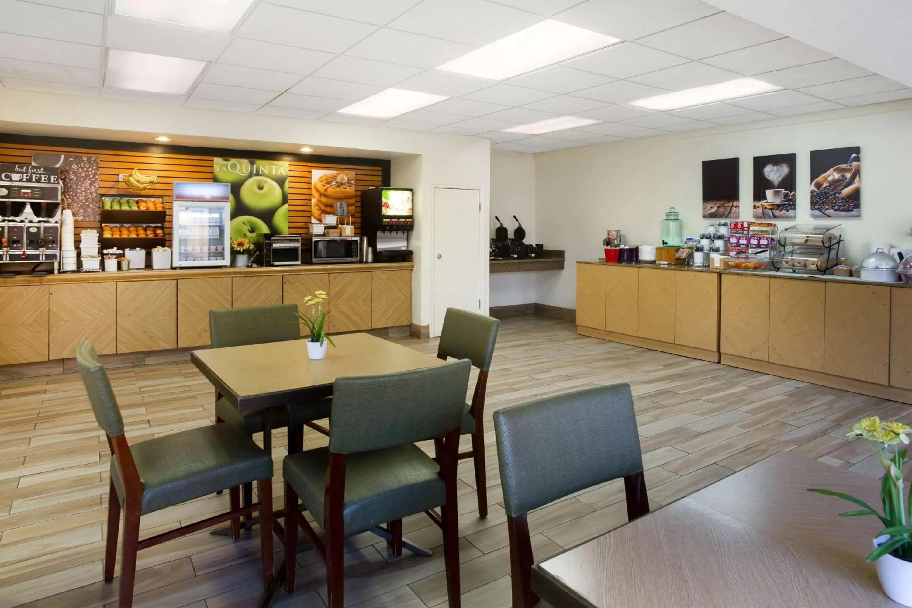 Restaurant/places to eat in La Quinta Inn by Wyndham Austin Capitol / Downtown