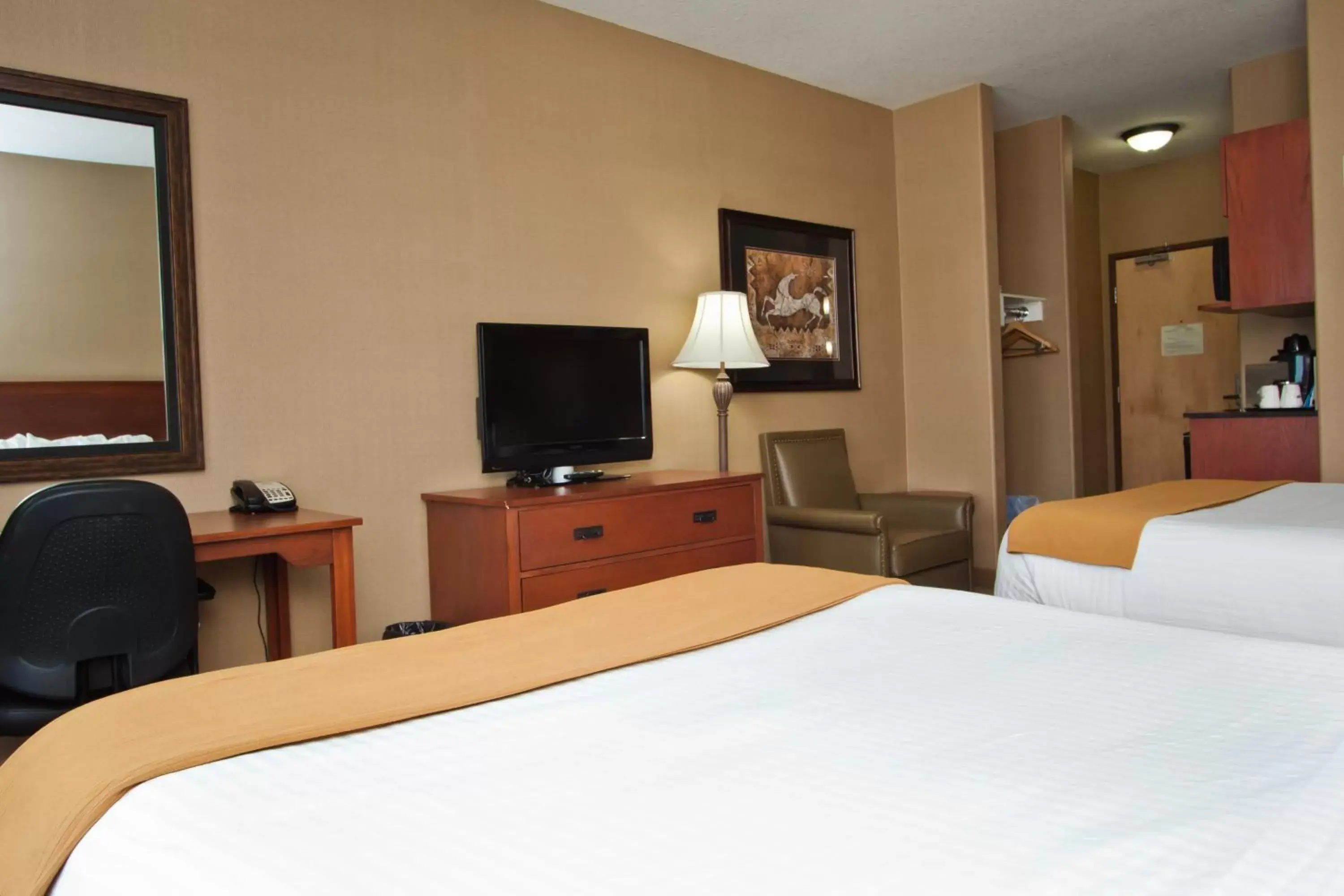 Photo of the whole room, Bed in Days Inn & Suites by Wyndham Strathmore