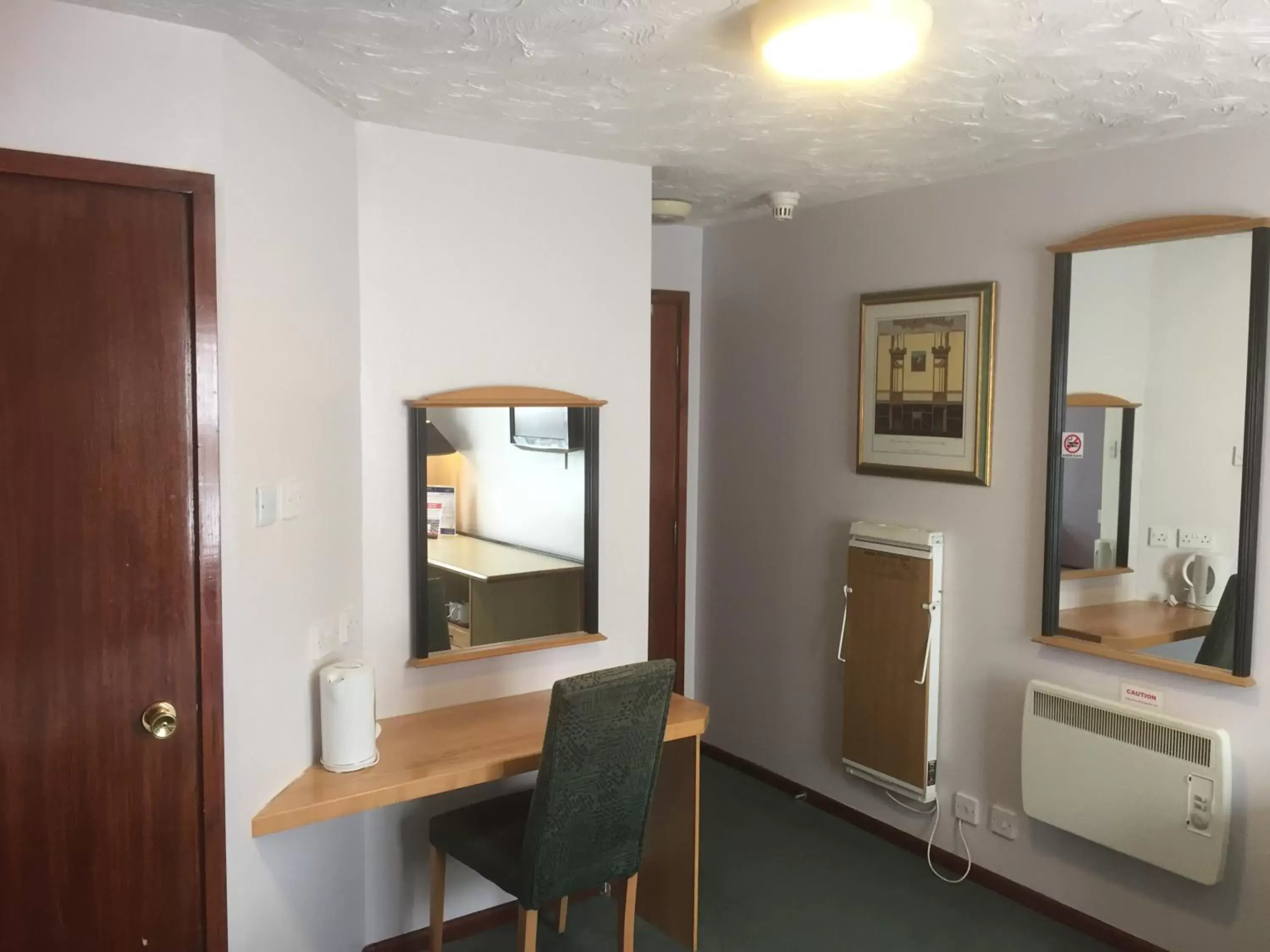 Bedroom, TV/Entertainment Center in Redwings Lodge Sawtry Huntington