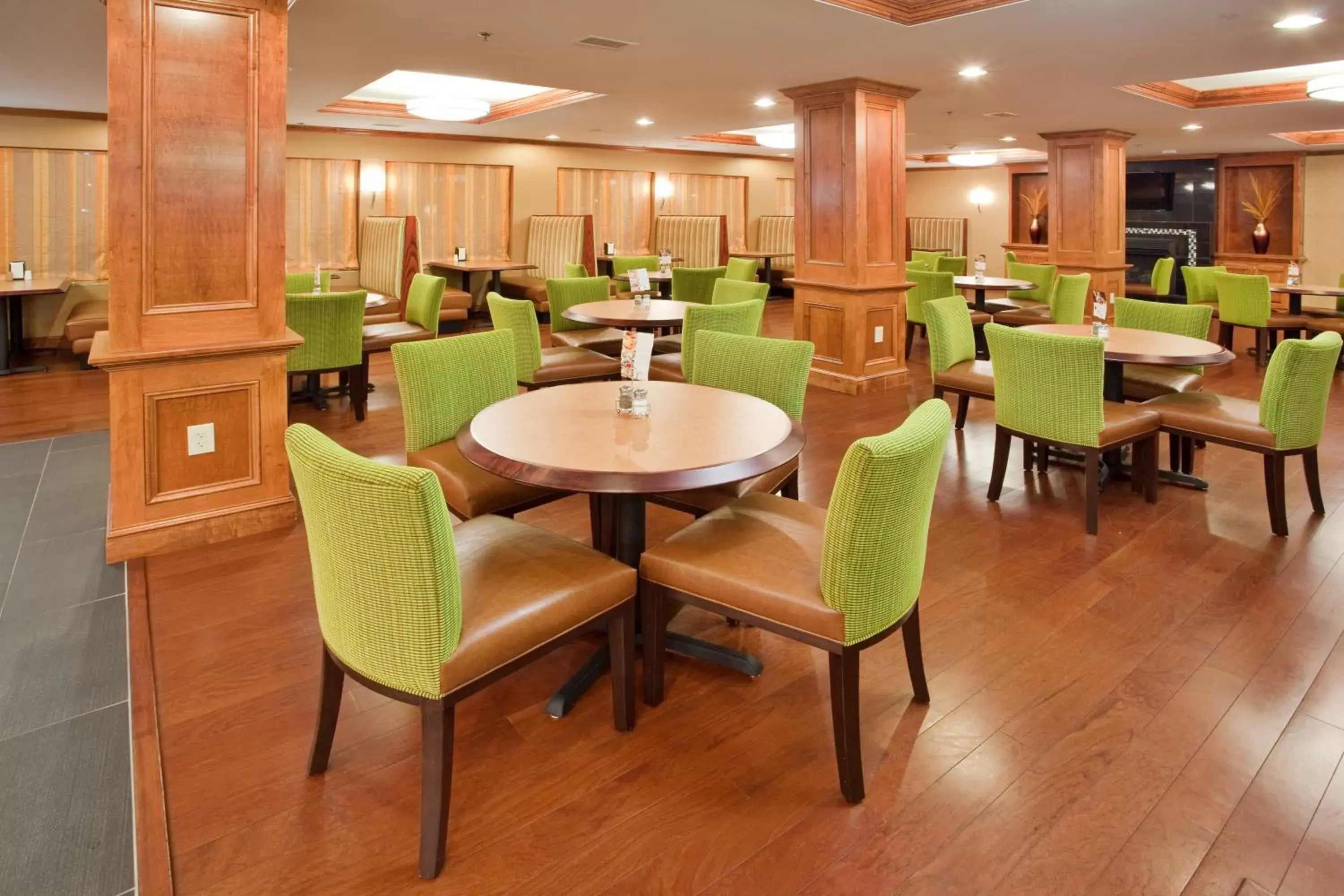 Breakfast, Lounge/Bar in Holiday Inn Express Hotel & Suites Fredericksburg, an IHG Hotel