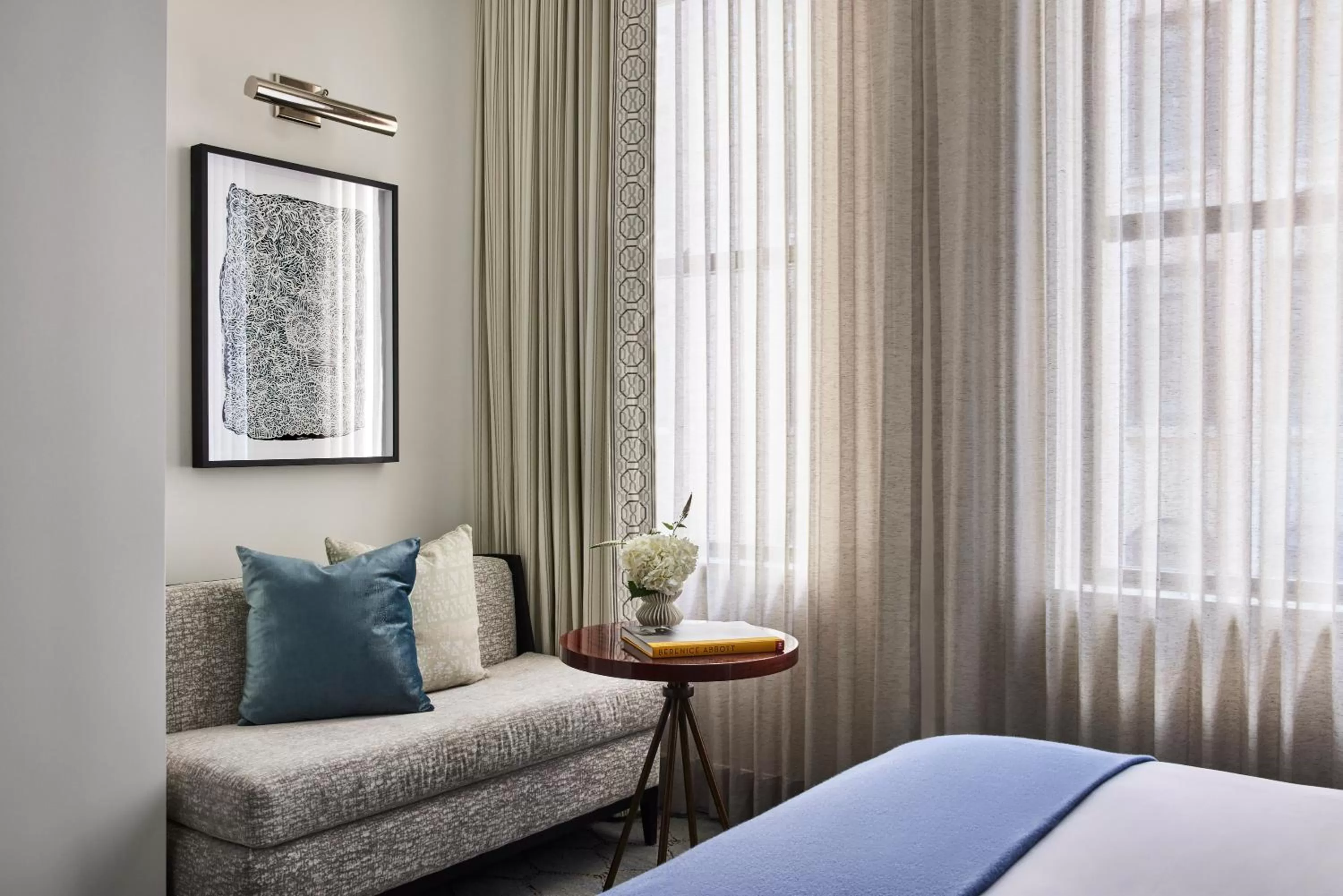 Seating area, Bed in The Wall Street Hotel New York City