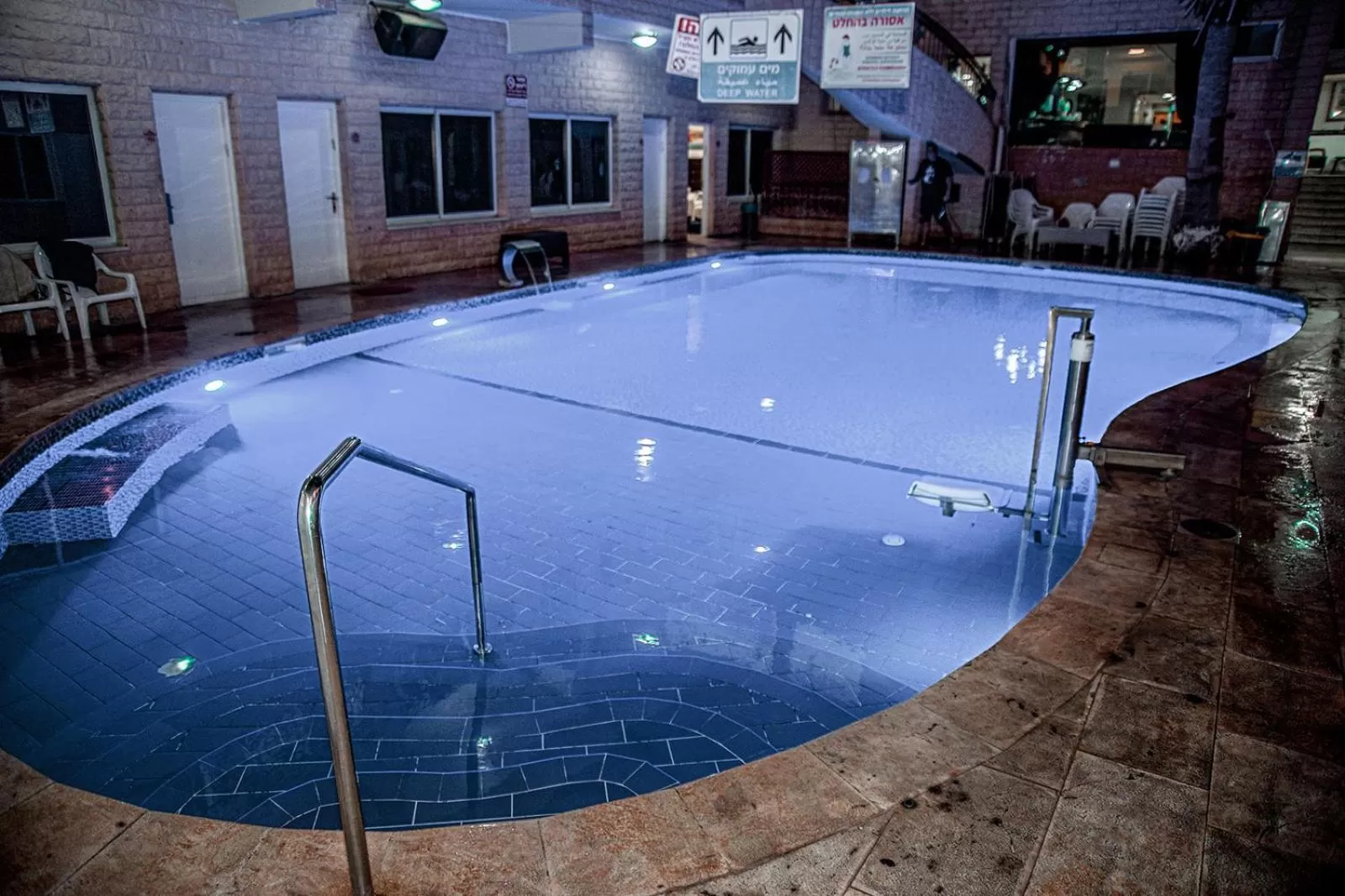 Swimming pool in Hotel Maman