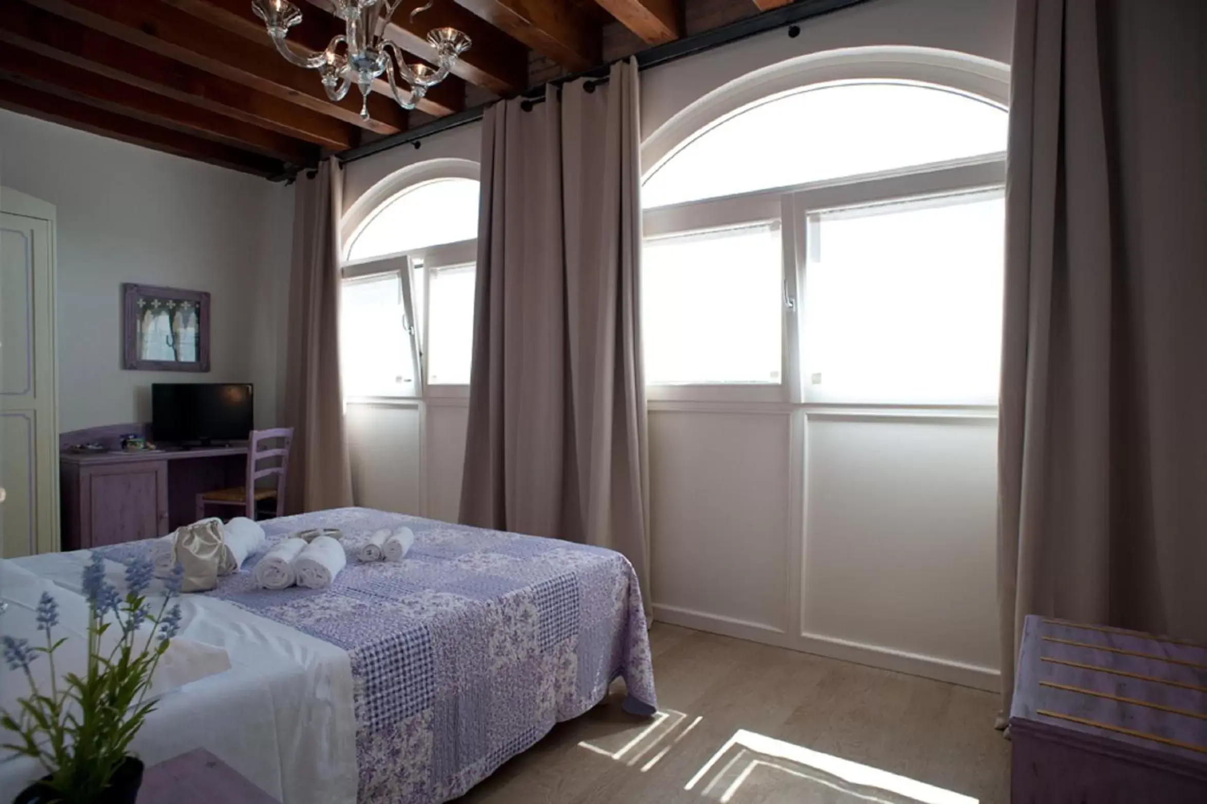 Photo of the whole room, Bed in Villa Myosotis