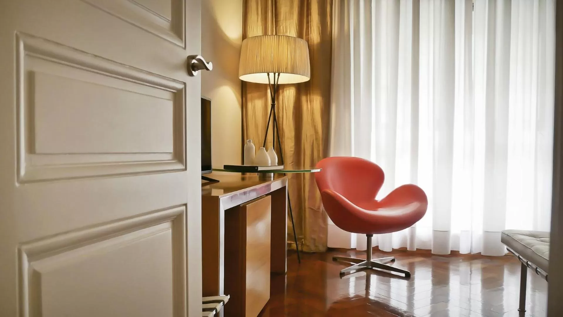 hair dresser in 725 Continental Hotel