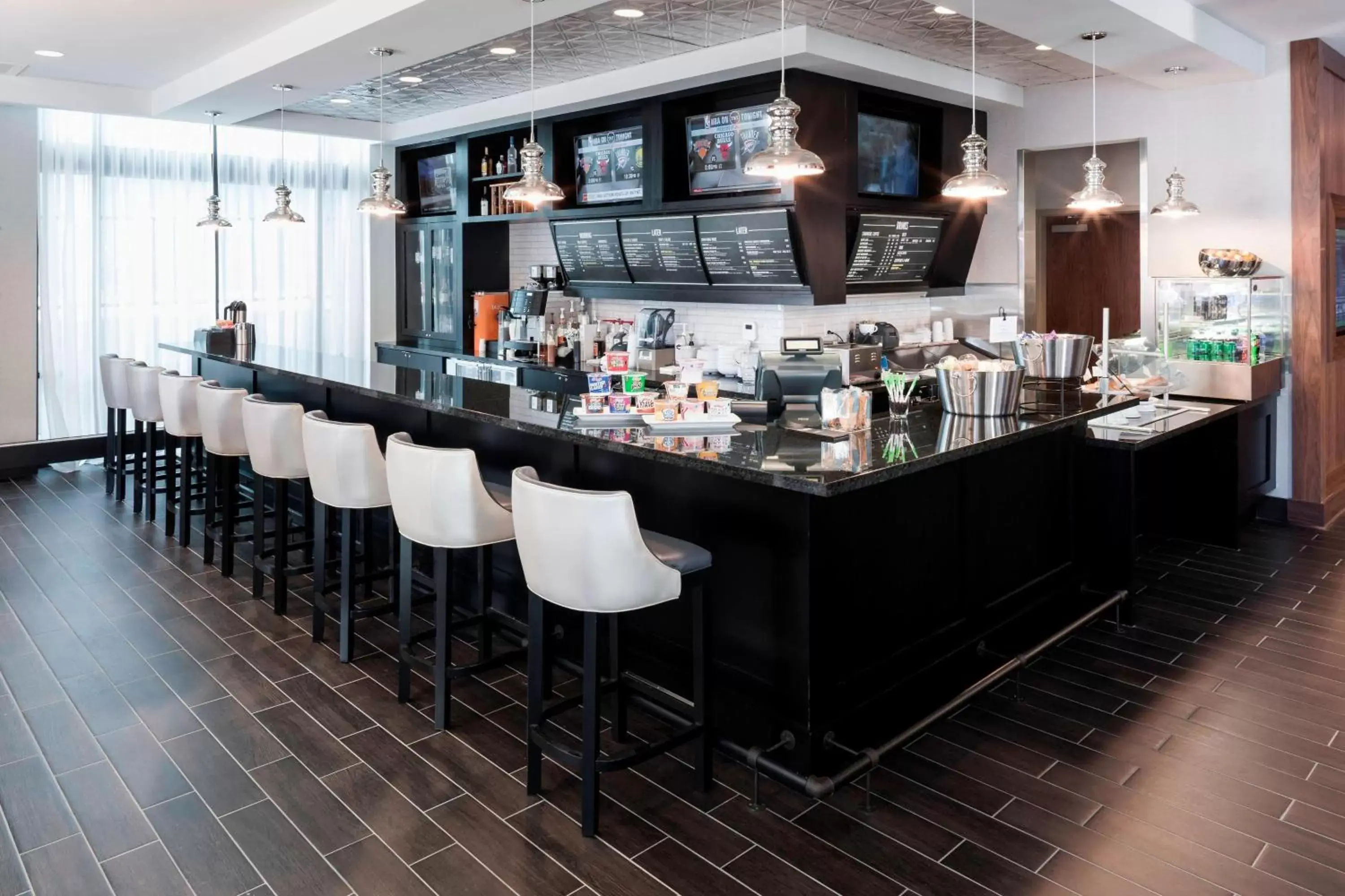 Breakfast, Lounge/Bar in Courtyard by Marriott Richmond Downtown