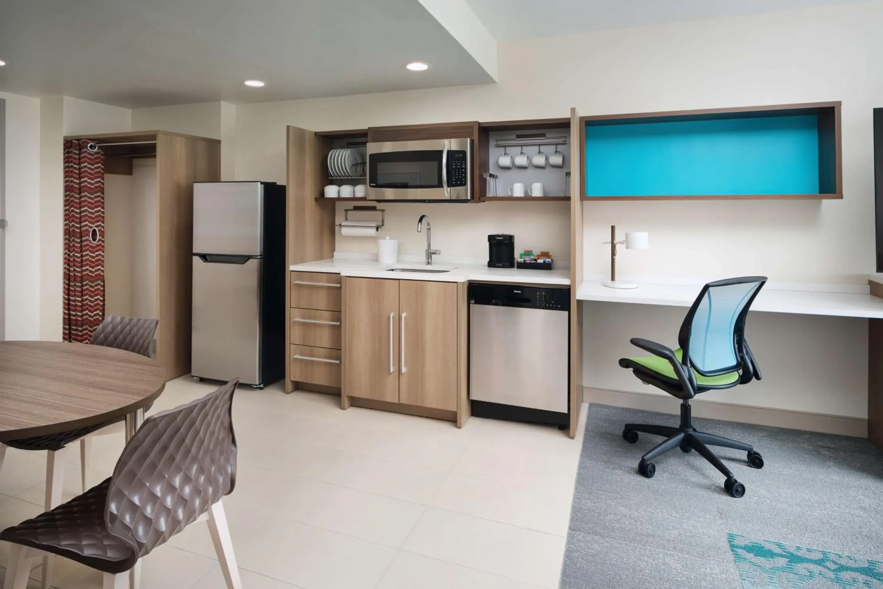 Bedroom, Kitchen/Kitchenette in Home2 Suites By Hilton Towson