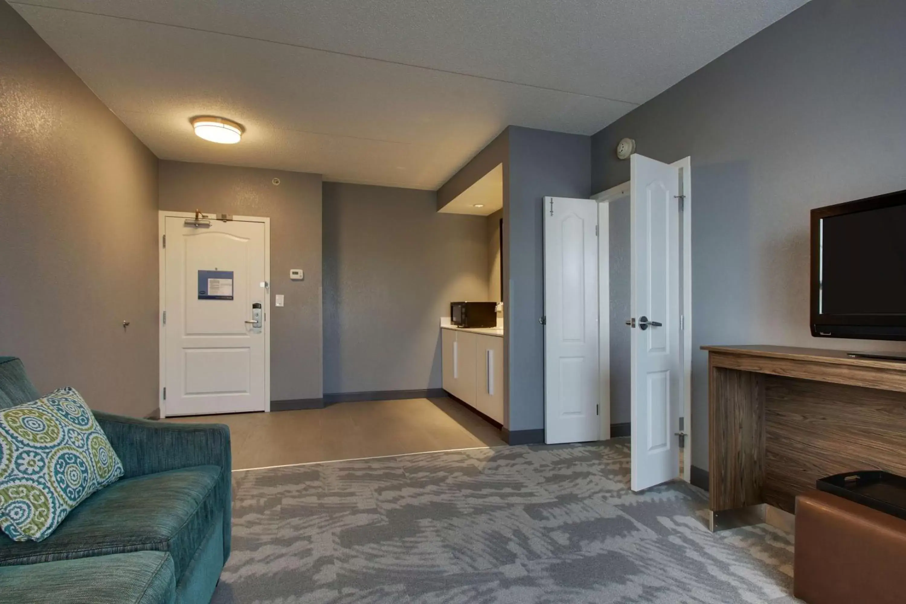 Living room, Kitchen/Kitchenette in Hampton Inn & Suites Chicago/Aurora