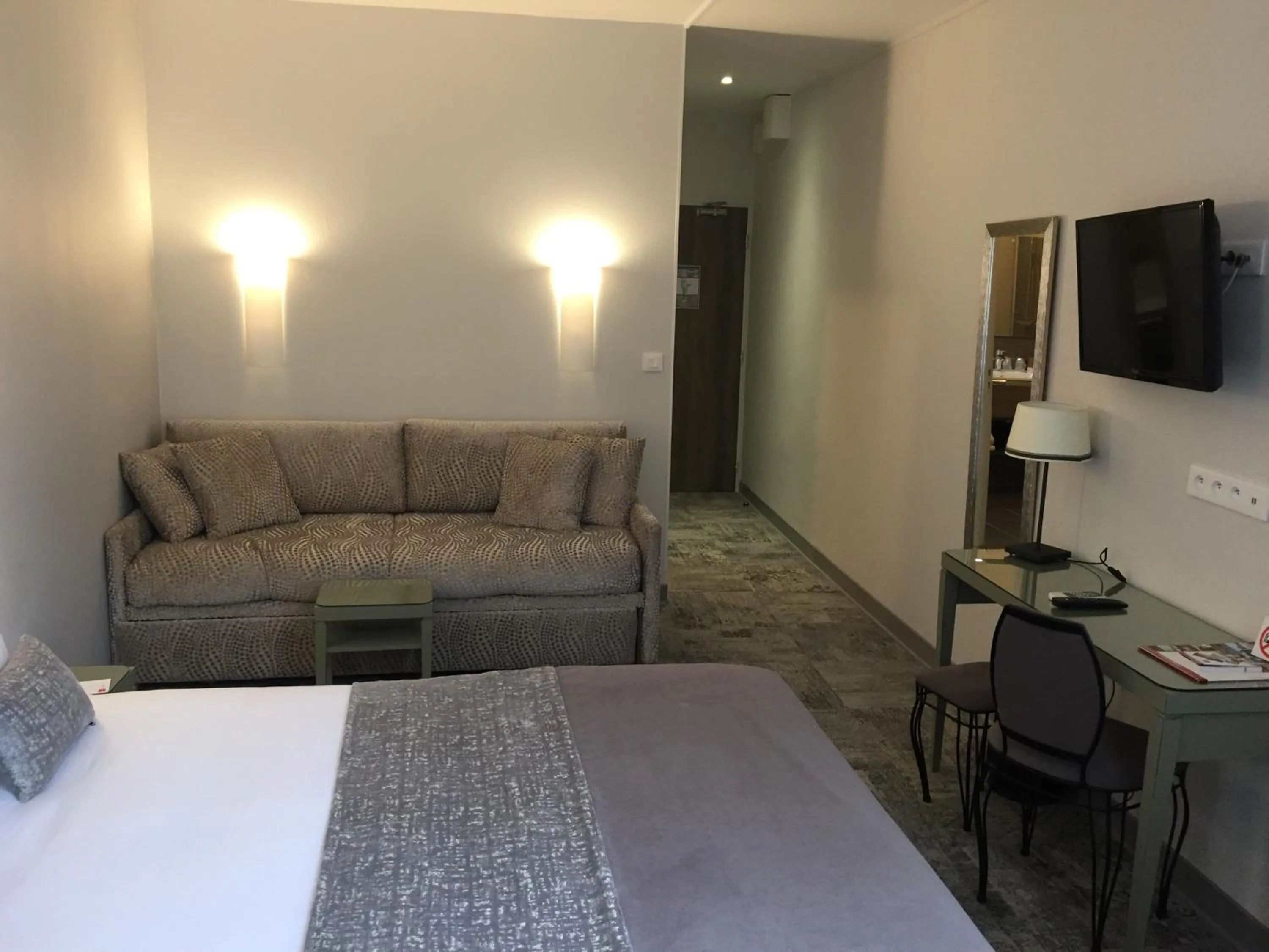 Photo of the whole room, Bed in Hotel Du Pont Vieux