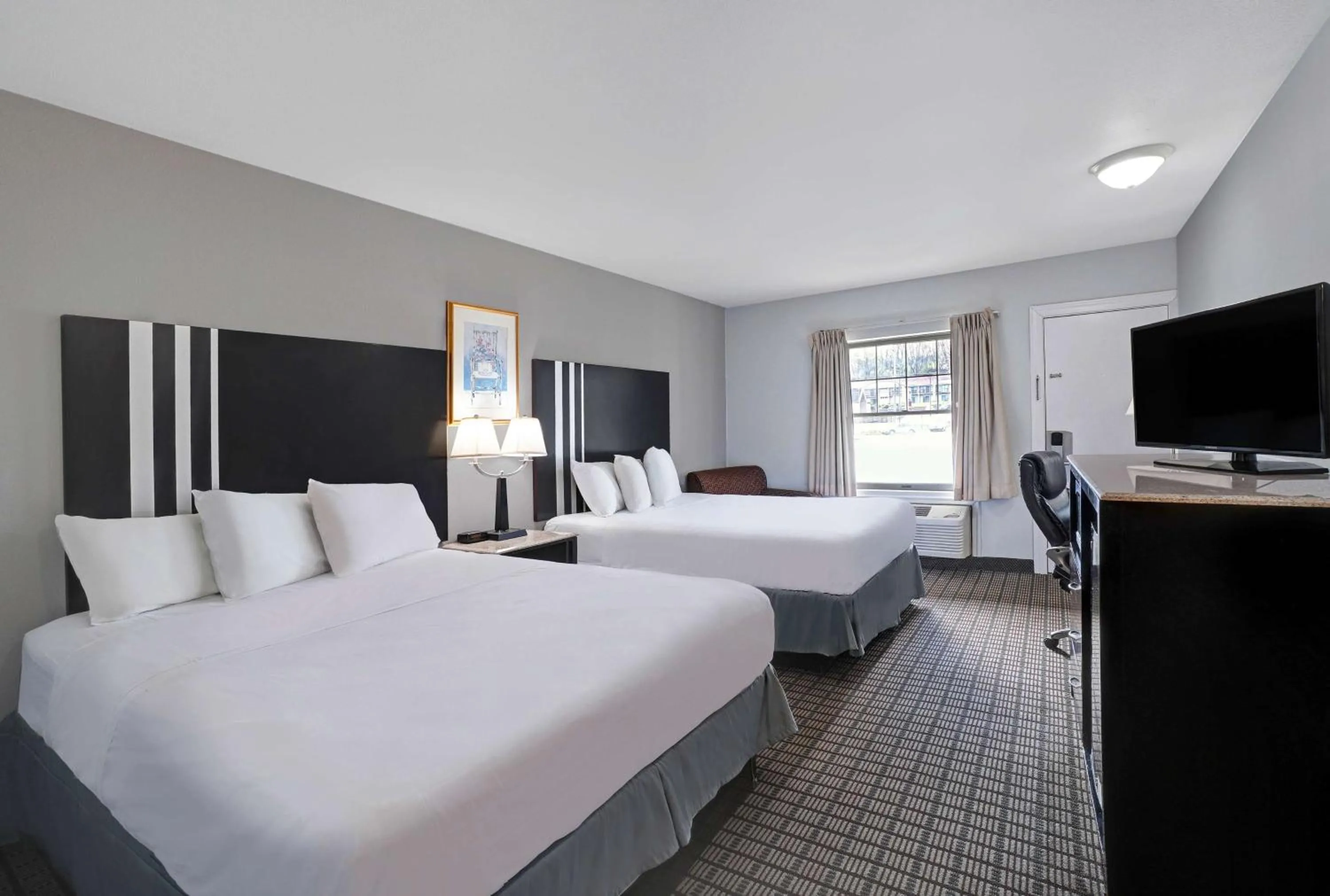 Photo of the whole room, Bed in Motel 6 Washington, PA