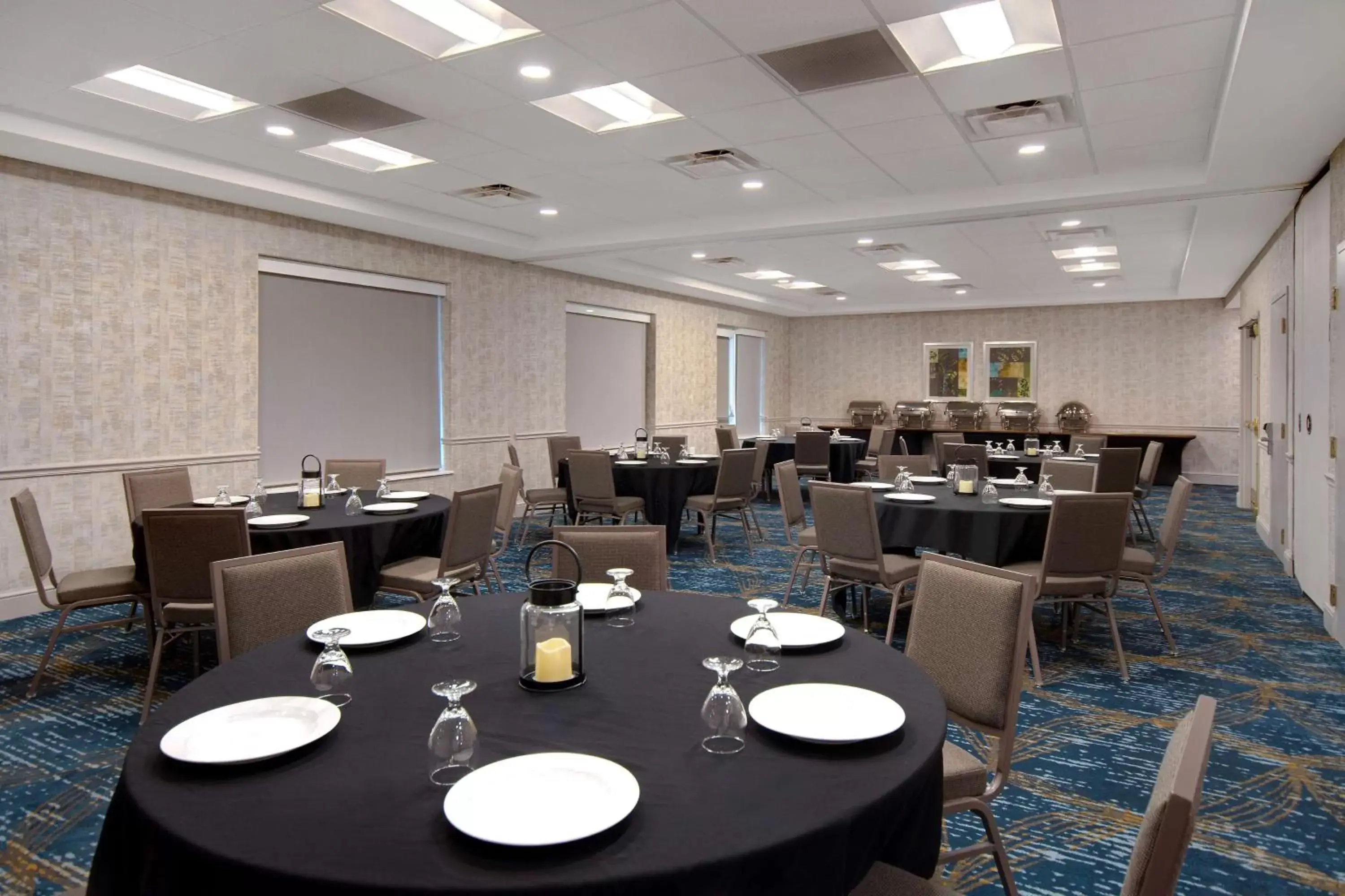 Meeting/conference room, Restaurant/Places to Eat in Hilton Garden Inn Detroit Metro Airport