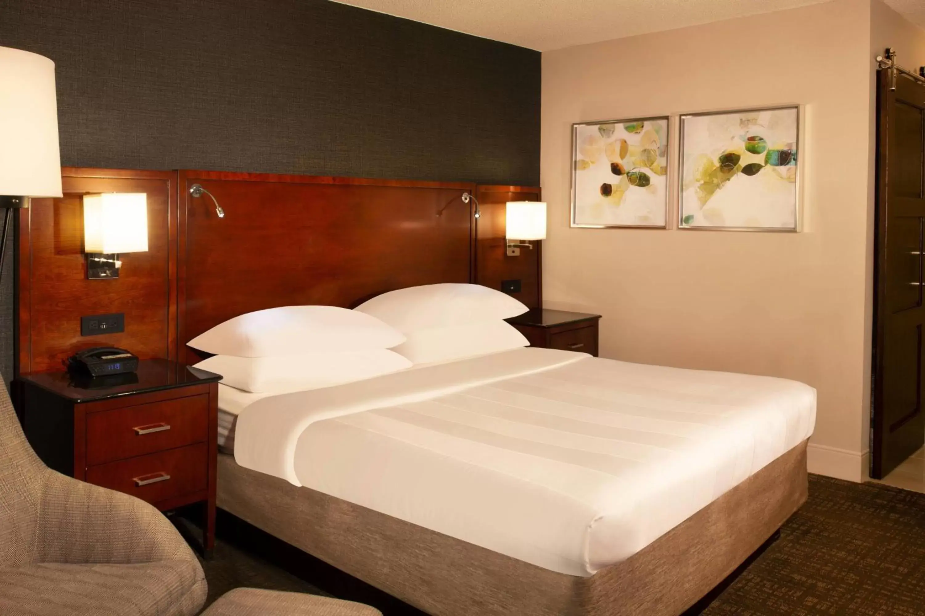 Photo of the whole room, Bed in Marriott Raleigh Durham Research Triangle Park
