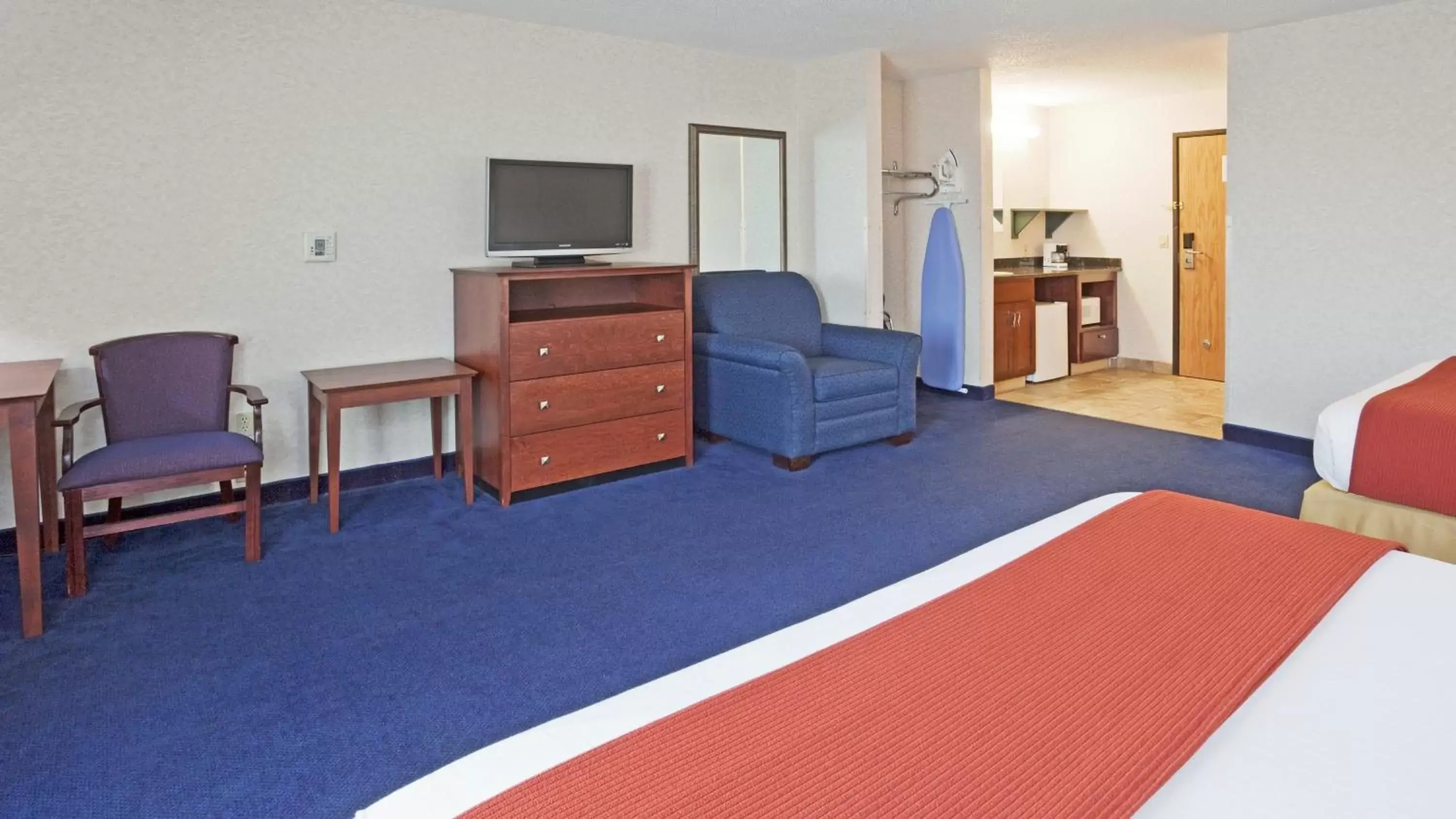 Photo of the whole room, Bed in Holiday Inn Express Deforest, an IHG Hotel