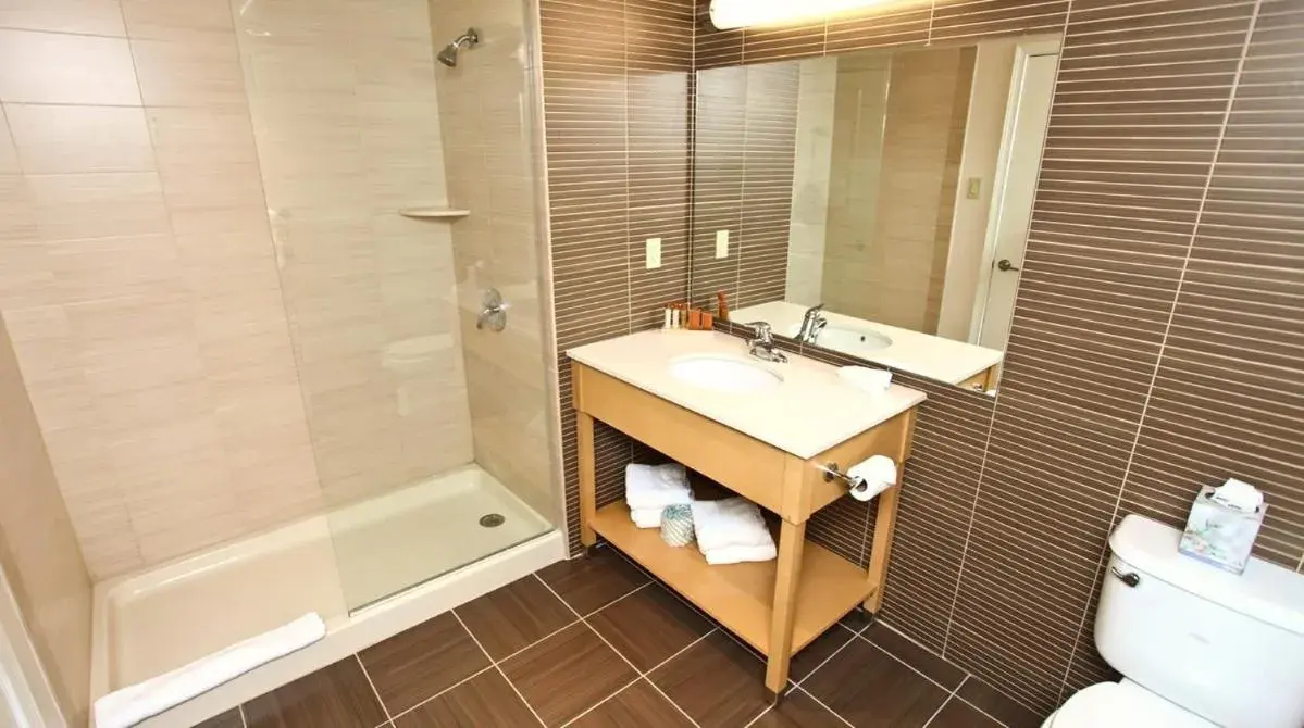 Shower, Bathroom in Ocean Club Hotel