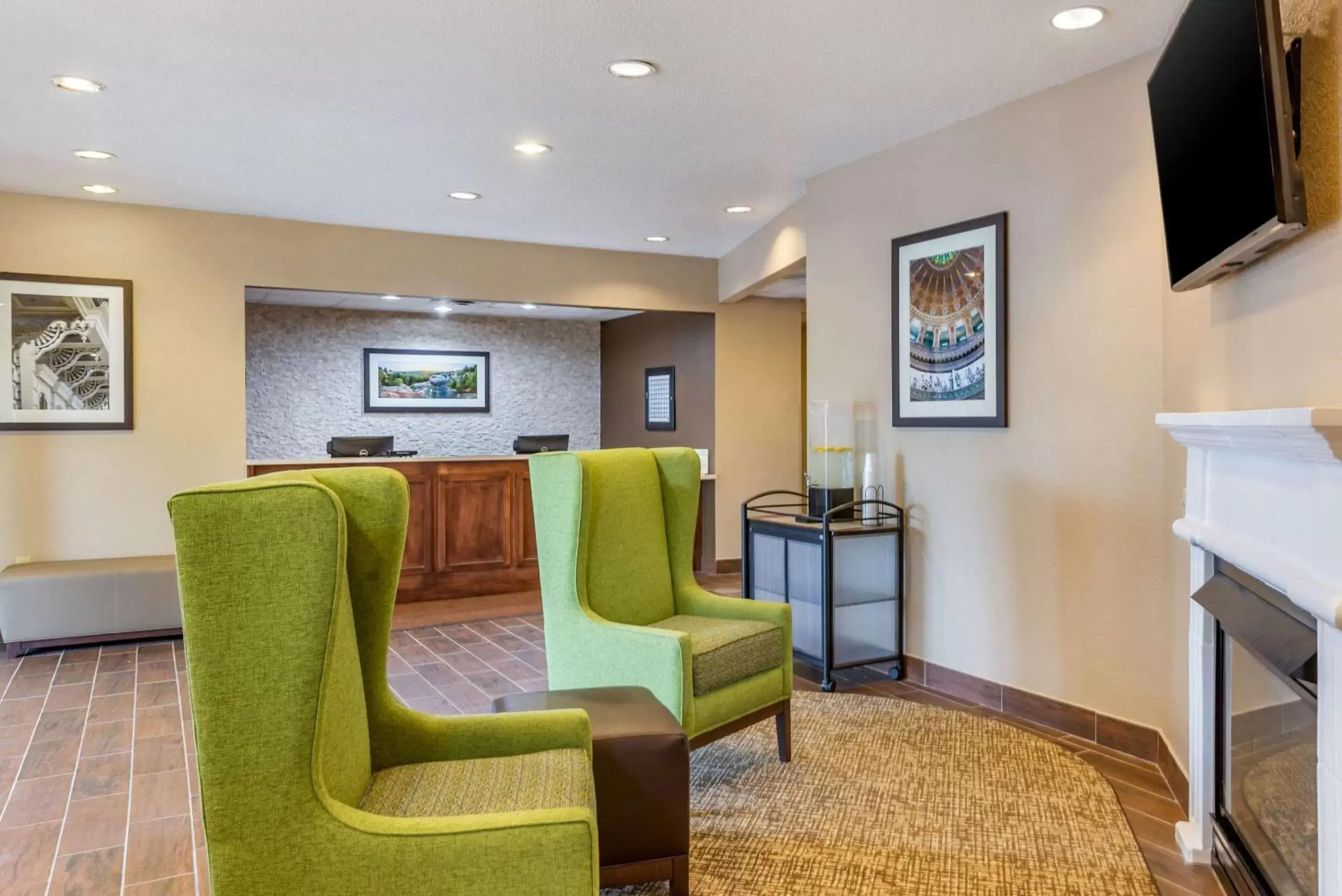 Lobby or reception, Seating Area in Comfort Inn DeKalb - Adjacent the University