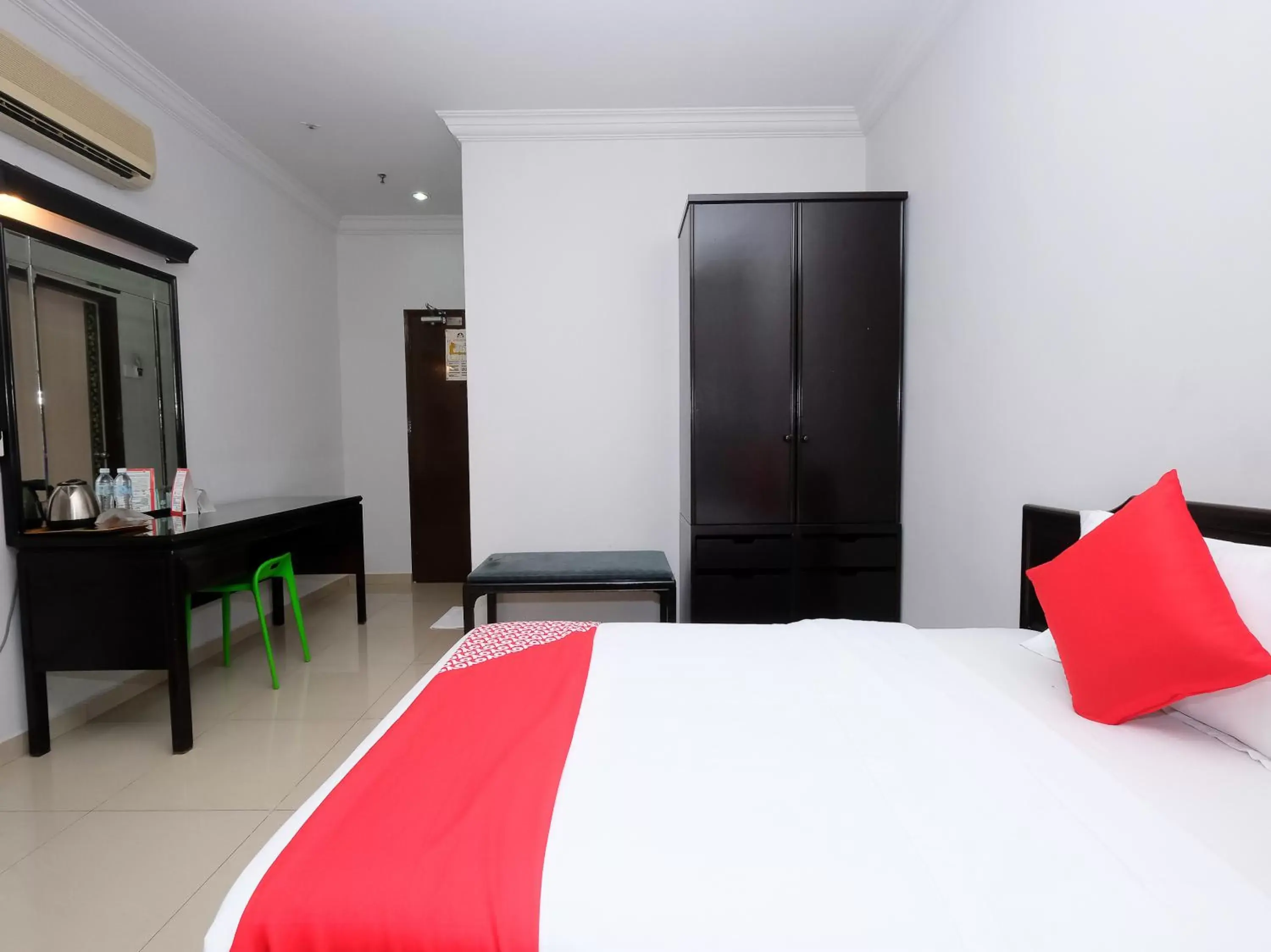 Bedroom, Bed in Super OYO 1236 Hotel Green Park