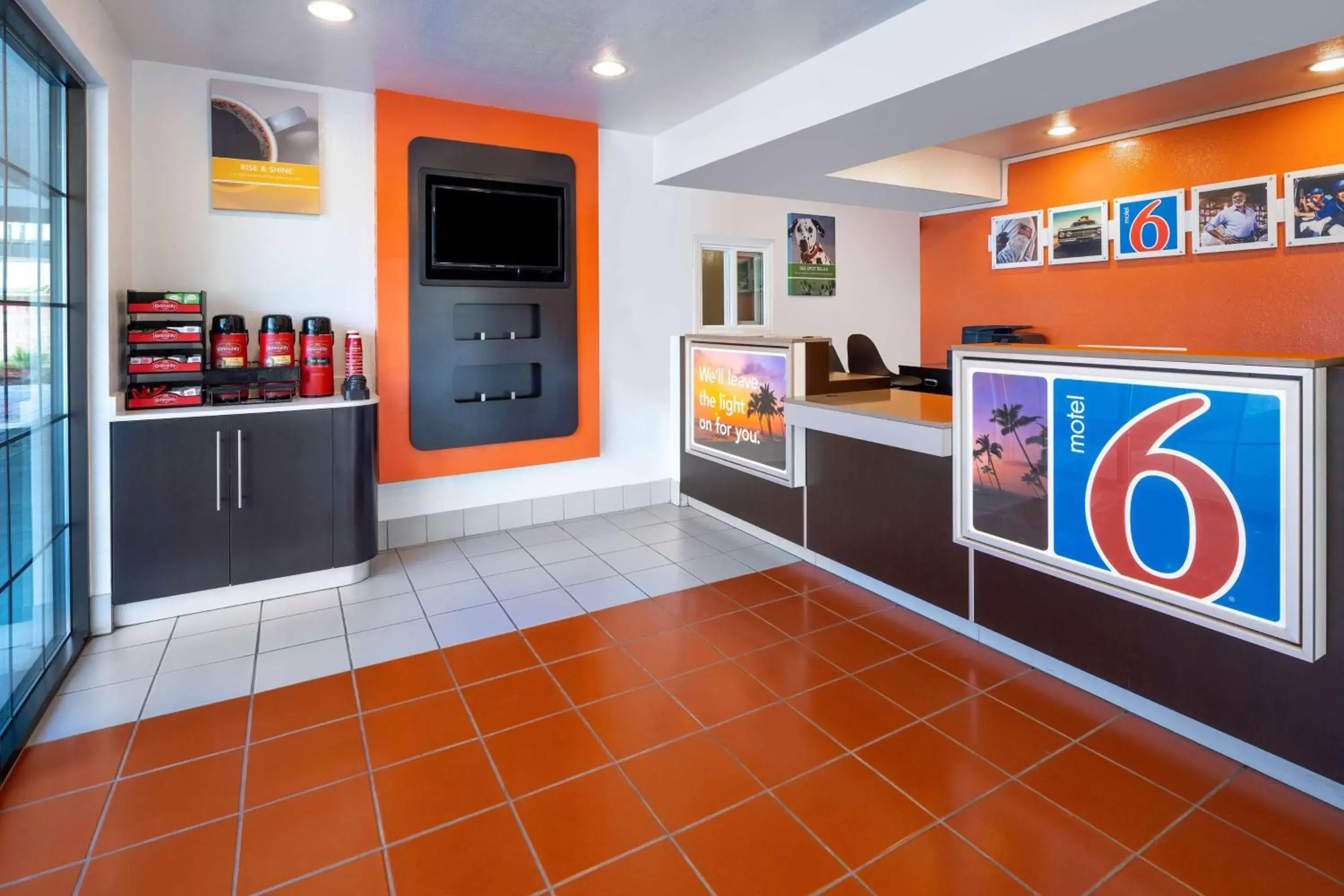 Lobby or reception in Motel 6-Carpinteria, CA - Santa Barbara - South