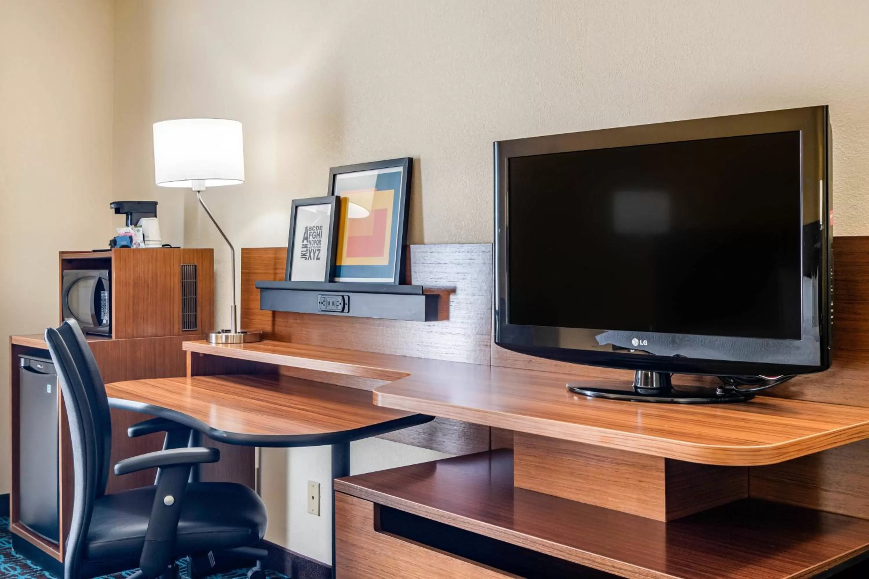 Queen Room with Adapted Tub - Mobility and Hearing Accessible in Garner Hotel Macon West by IHG