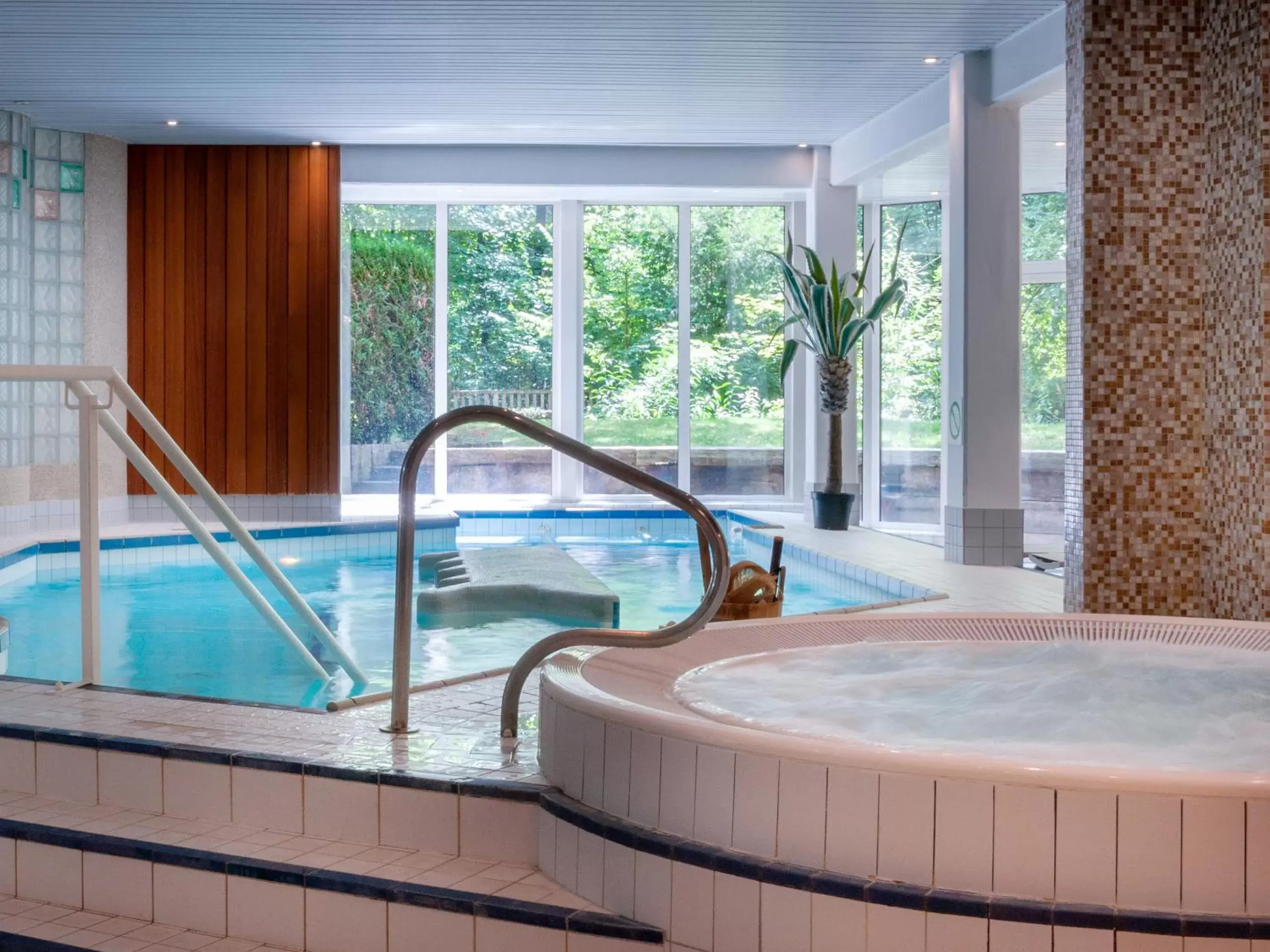 Hot Tub, Swimming Pool in Hotel Restaurant & Spa Verte Vallée