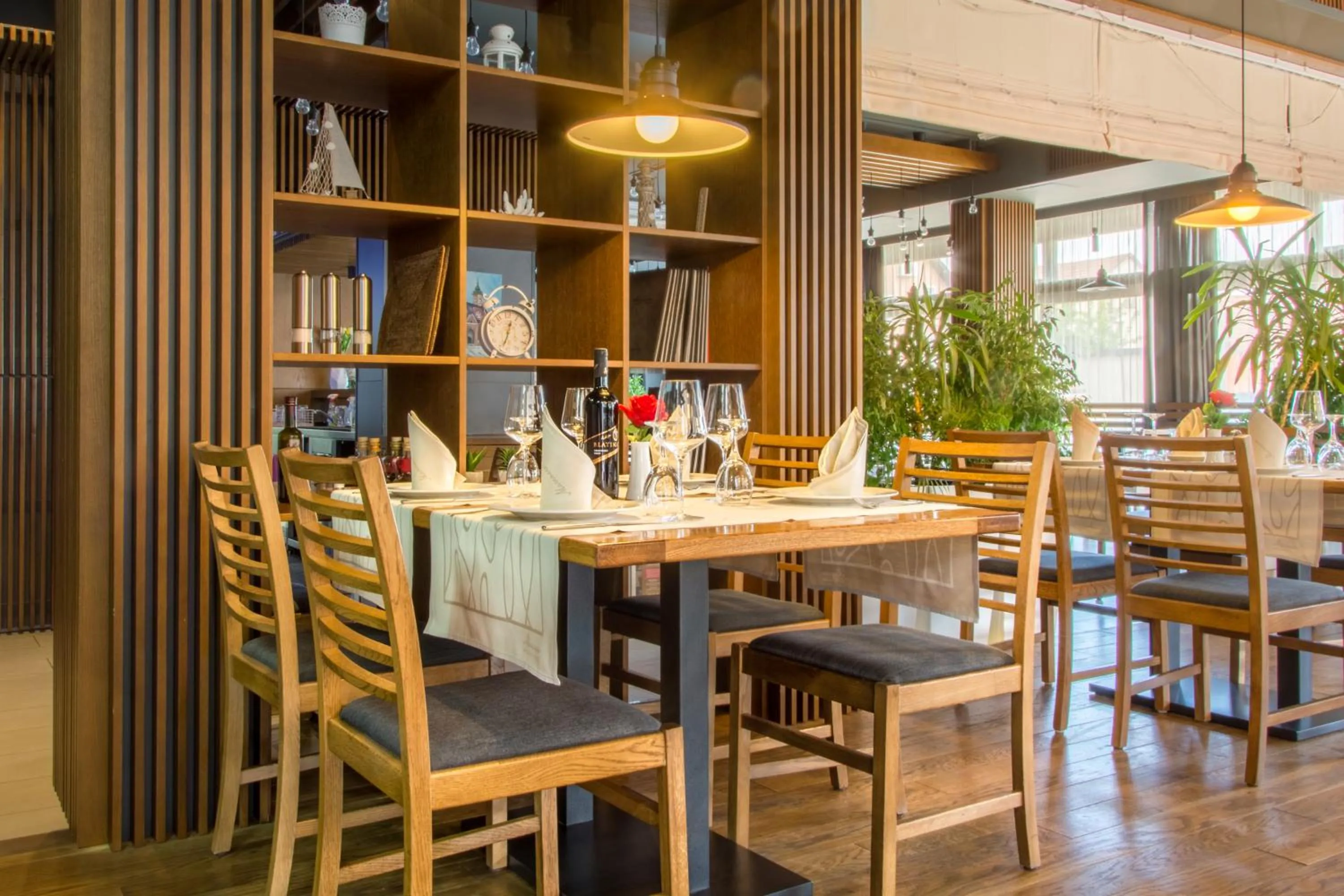 Restaurant/places to eat in Hotel Delminivm