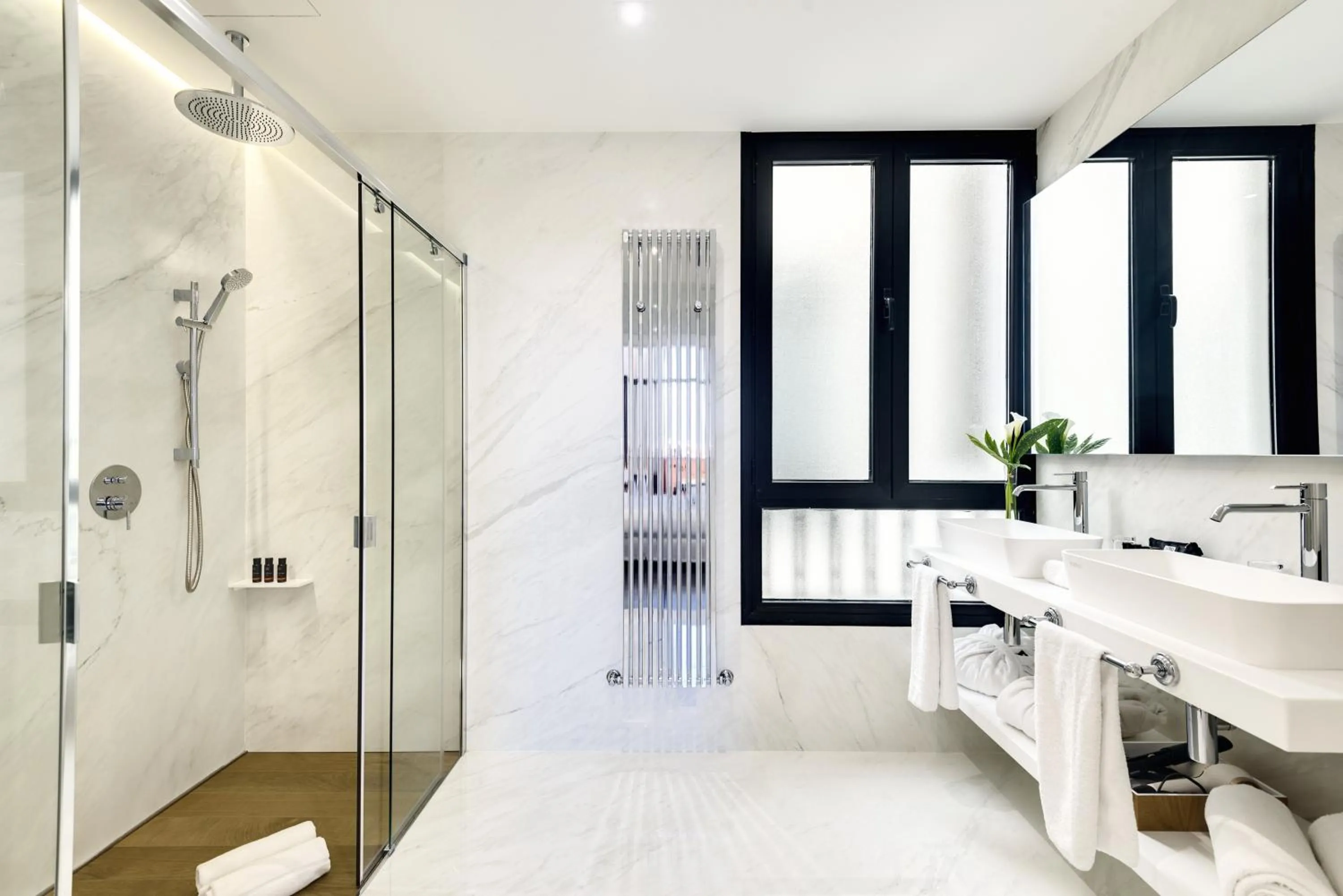 Bathroom in Boutique Hotel H10 Villa de la Reina