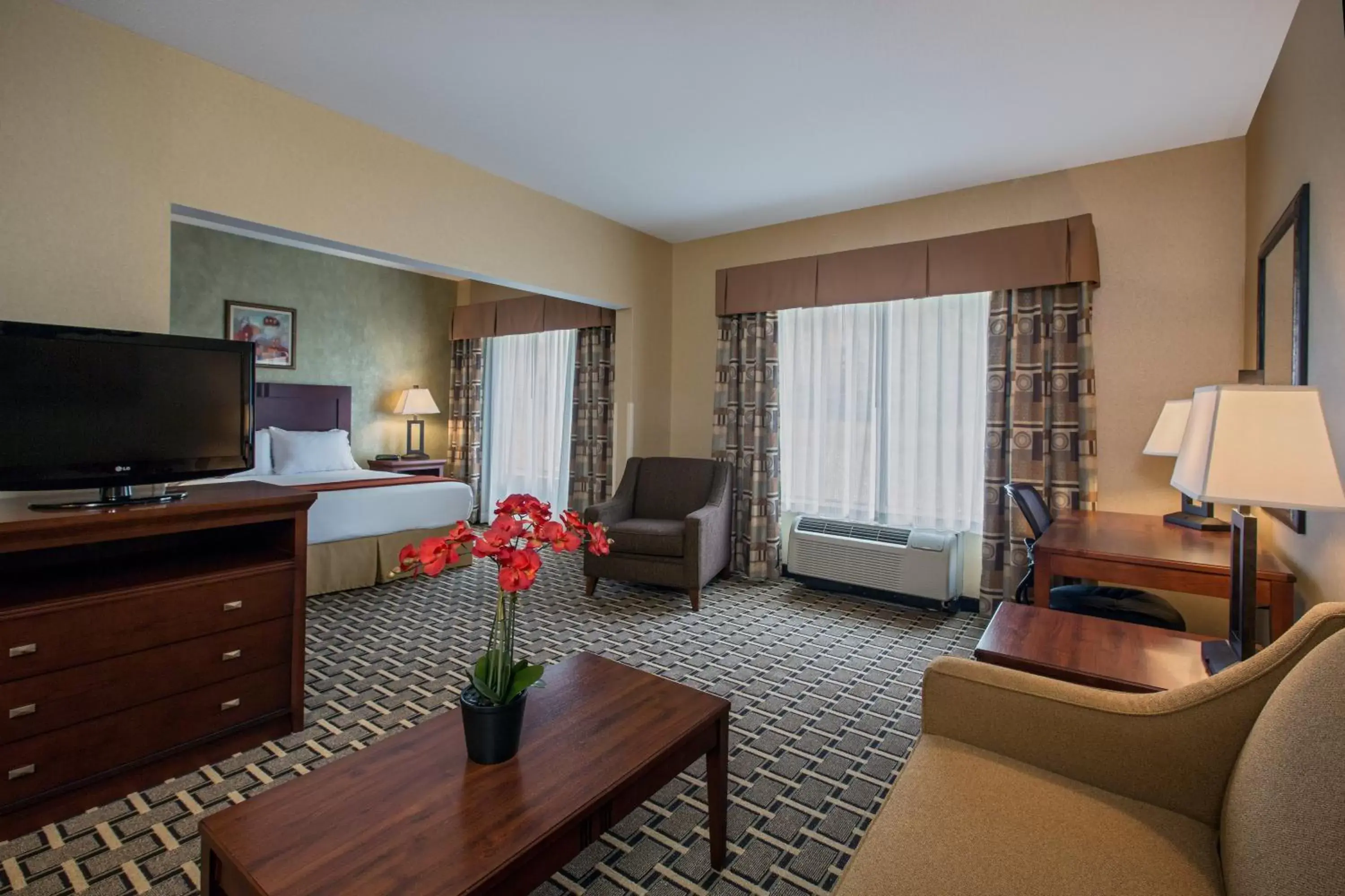 Photo of the whole room, Seating Area in Holiday Inn Express Hotel & Suites Youngstown North-Warren/Niles, an IHG Hotel